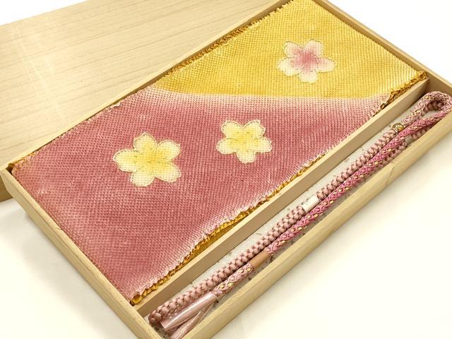 ■■■　商品詳細　■■■ 【未使用】 状態は特に目立ったシミ汚れなどもなく大変良い状態です。 大変上質な逸品になります。 お安く出品致しますので、是非この機会にいかがでしょうか？ 帯締め長さ　約161cm ■■■　注意事項　■■■ ■モニター発色の具合により色合いが異なる場合がございます。 ■寸法は多少の誤差が生じる場合がございますのでご了承ください。 ■縫込みの長さが左右非対称の場合は短い部分を記載しております。 左右非対称であってもご返品・お値引き等の保証は出来かねますので、ご了承の上ご購入をお願い致します。 ■シミ等のチェックには注意を払っておりますが、見落としがある場合もございますし、個人の見解も様々ですので神経質な方のご購入はお控えください。 ■箪笥に入っておりました着物や帯なので畳みシワや匂いがあるものもございます。 ■お休みは基本的に土日祝となりますが、その他臨時でお休みする場合がございますのでご了承ください。 ■商品の発送は平日のみの発送となります。 ■夜間と土曜、日曜日はお問い合わせの回答が遅れる場合がございます。 ■当店では、お直し、紋入れ、お手入れ等は承っておりません。 ■生地の状態（ヤケ、経年劣化等）によってはサイズ直しが出来ない場合がございます。 その点もどうかご了承のうえ、ご購入をお願いいたします。 ■弊社で取り扱う商品は一点ものにつき、時期や在庫状況に応じて金額が変更となる場合がございます。 ■検針は行っておりません。予めご了承いただきますようお願いいたします。 ■【洗える着物】と記載のある商品におきましては、商品お届け後に洗濯を行ってしまってからのご返品にはご対応しかねます。 念の為、専門店でのお手入れをお願いいたします。 ■写真に写っている物が全てになります。それ以外の付属品はございませんのでご了承ください。 ■状態に関する写真につきましては、掲載可能な写真枚数に限りがあるため、各箇所につき1枚参考画像を掲載しております。 ■着物のサイズ目安は下記を参考ください↓ ＜女性着物＞　お端折り次第で＋5cm　－1cmが着用可能サイズ 　例）身丈170cmの場合、身長160cm～175cm ＜男性着物＞　身丈＋約25cm～27cm程が適応身長 　例）身丈155cmの場合、身長180～182cm