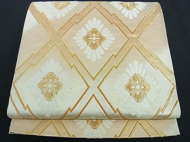 ■■■　サイズ　■■■ 長さ 420cm 幅 30cm程 ■■■　商品詳細　■■■ 【正絹・芯なし】 状態は表地所々・裏地所々に薄い汚れがございます。 大変上質な逸品になりますので 是非お手入れをされてお召になられてはいかがでしょうか。 お安く出品致しますので、是非この機会にいかがでしょうか？ ■■■　注意事項　■■■ ■モニター発色の具合により色合いが異なる場合がございます。 ■寸法は多少の誤差が生じる場合がございますのでご了承ください。 ■縫込みの長さが左右非対称の場合は短い部分を記載しております。 左右非対称であってもご返品・お値引き等の保証は出来かねますので、ご了承の上ご購入をお願い致します。 ■シミ等のチェックには注意を払っておりますが、見落としがある場合もございますし、個人の見解も様々ですので神経質な方のご購入はお控えください。 ■箪笥に入っておりました着物や帯なので畳みシワや匂いがあるものもございます。 ■お休みは基本的に土日祝となりますが、その他臨時でお休みする場合がございますのでご了承ください。 ■商品の発送は平日のみの発送となります。 ■夜間と土曜、日曜日はお問い合わせの回答が遅れる場合がございます。 ■当店では、お直し、紋入れ、お手入れ等は承っておりません。 ■生地の状態（ヤケ、経年劣化等）によってはサイズ直しが出来ない場合がございます。 その点もどうかご了承のうえ、ご購入をお願いいたします。 ■弊社で取り扱う商品は一点ものにつき、時期や在庫状況に応じて金額が変更となる場合がございます。 ■検針は行っておりません。予めご了承いただきますようお願いいたします。 ■【洗える着物】と記載のある商品におきましては、商品お届け後に洗濯を行ってしまってからのご返品にはご対応しかねます。 念の為、専門店でのお手入れをお願いいたします。 ■着物のサイズ目安は下記を参考ください↓ ＜女性着物＞　お端折り次第で＋5cm　−1cmが着用可能サイズ 　例）身丈170cmの場合、身長160cm〜175cm ＜男性着物＞　身丈＋約25cm〜27cm程が適応身長 　例）身丈155cmの場合、身長180〜182cm