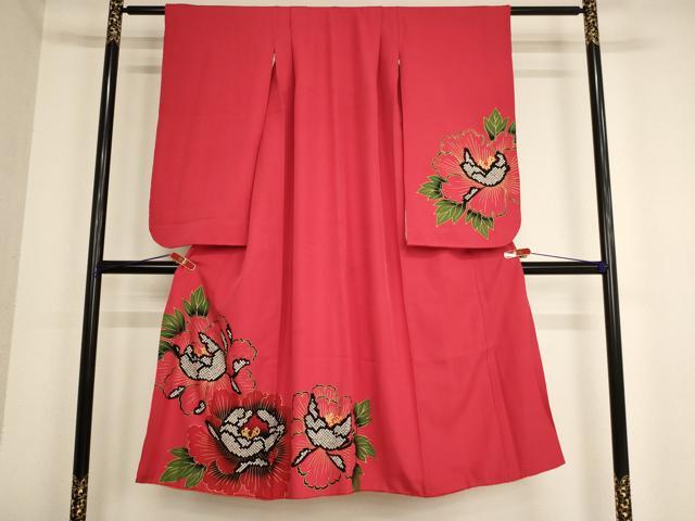 ■■■　サイズ　■■■ 【祝着】 身丈 139.5cm（肩から） 裄丈 49cm（肩上げ　5cm） 袖丈 74.5cm　縫込み 4cm 袖幅 32.5cm 前幅 20cm 後幅 26.5cm 着物縫いこみ 内揚げ 5cm （腰上げ　0cm） 裄 お袖側 約2.5cm　身頃側 約0cm ■■■　商品詳細　■■■ 着物【正絹】の状態は接写画像のように右袖前に薄い汚れがございますが その他特に目立ったシミ汚れなどもなく大変良い状態です。 大変上質な逸品になります。 お安く出品致しますので、是非この機会にいかがでしょうか？ ■■■　注意事項　■■■ ■モニター発色の具合により色合いが異なる場合がございます。 ■寸法は多少の誤差が生じる場合がございますのでご了承ください。 ■縫込みの長さが左右非対称の場合は短い部分を記載しております。 左右非対称であってもご返品・お値引き等の保証は出来かねますので、ご了承の上ご購入をお願い致します。 ■シミ等のチェックには注意を払っておりますが、見落としがある場合もございますし、個人の見解も様々ですので神経質な方のご購入はお控えください。 ■箪笥に入っておりました着物や帯なので畳みシワや匂いがあるものもございます。 ■お休みは基本的に土日祝となりますが、その他臨時でお休みする場合がございますのでご了承ください。 ■商品の発送は平日のみの発送となります。 ■夜間と土曜、日曜日はお問い合わせの回答が遅れる場合がございます。 ■当店では、お直し、紋入れ、お手入れ等は承っておりません。 ■生地の状態（ヤケ、経年劣化等）によってはサイズ直しが出来ない場合がございます。 その点もどうかご了承のうえ、ご購入をお願いいたします。 ■弊社で取り扱う商品は一点ものにつき、時期や在庫状況に応じて金額が変更となる場合がございます。 ■検針は行っておりません。予めご了承いただきますようお願いいたします。 ■【洗える着物】と記載のある商品におきましては、商品お届け後に洗濯を行ってしまってからのご返品にはご対応しかねます。 念の為、専門店でのお手入れをお願いいたします。 ■着物のサイズ目安は下記を参考ください↓ ＜女性着物＞　お端折り次第で＋5cm　−1cmが着用可能サイズ 　例）身丈170cmの場合、身長160cm〜175cm ＜男性着物＞　身丈＋約25cm〜27cm程が適応身長 　例）身丈155cmの場合、身長180〜182cm