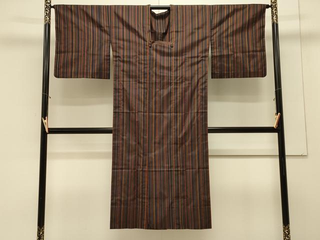 ■■■　サイズ　■■■ 身丈 133cm（肩から） 裄丈 66.5cm 袖丈 45.5cm　縫込み 3.5cm 袖幅 33.5cm 前幅 21cm 後幅 30.5cm 裄 お袖側 約1cm　身頃側 約2.5cm ■■■　商品詳細　■■■ 【正絹】 状態は特に目立ったシミ汚れなどもなく大変良い状態です。 大変上質な逸品になります。 お安く出品致しますので、是非この機会にいかがでしょうか？ ■■■　注意事項　■■■ ■モニター発色の具合により色合いが異なる場合がございます。 ■寸法は多少の誤差が生じる場合がございますのでご了承ください。 ■縫込みの長さが左右非対称の場合は短い部分を記載しております。 左右非対称であってもご返品・お値引き等の保証は出来かねますので、ご了承の上ご購入をお願い致します。 ■シミ等のチェックには注意を払っておりますが、見落としがある場合もございますし、個人の見解も様々ですので神経質な方のご購入はお控えください。 ■箪笥に入っておりました着物や帯なので畳みシワや匂いがあるものもございます。 ■お休みは基本的に土日祝となりますが、その他臨時でお休みする場合がございますのでご了承ください。 ■商品の発送は平日のみの発送となります。 ■夜間と土曜、日曜日はお問い合わせの回答が遅れる場合がございます。 ■当店では、お直し、紋入れ、お手入れ等は承っておりません。 ■生地の状態（ヤケ、経年劣化等）によってはサイズ直しが出来ない場合がございます。 その点もどうかご了承のうえ、ご購入をお願いいたします。 ■弊社で取り扱う商品は一点ものにつき、時期や在庫状況に応じて金額が変更となる場合がございます。 ■検針は行っておりません。予めご了承いただきますようお願いいたします。 ■【洗える着物】と記載のある商品におきましては、商品お届け後に洗濯を行ってしまってからのご返品にはご対応しかねます。 念の為、専門店でのお手入れをお願いいたします。 ■写真に写っている物が全てになります。それ以外の付属品はございませんのでご了承ください。 ■状態に関する写真につきましては、掲載可能な写真枚数に限りがあるため、各箇所につき1枚参考画像を掲載しております。 ■着物のサイズ目安は下記を参考ください↓ ＜女性着物＞　お端折り次第で＋5cm　−1cmが着用可能サイズ 　例）身丈170cmの場合、身長160cm〜175cm ＜男性着物＞　身丈＋約25cm〜27cm程が適応身長 　例）身丈155cmの場合、身長180〜182cm
