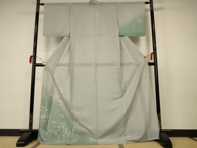 ■■■　サイズ　■■■ 身丈 172.5cm（肩から） 裄丈 63cm 袖丈 44.5cm　縫込み 4.5cm 袖幅 32.5cm 前幅 25.5cm 後幅 30cm 着物縫いこみ 内揚げ 0cm 裄 お袖側 約2.5cm　身頃側 約2.5cm ■■■　商品詳細　■■■ 【正絹】 状態は接写画像のように衿に薄い汚れがございますが その他特に目立ったシミ汚れなどもなく大変良い状態です。 大変上質な逸品になります。 お安く出品致しますので、是非この機会にいかがでしょうか？ ■■■　注意事項　■■■ ■モニター発色の具合により色合いが異なる場合がございます。 ■寸法は多少の誤差が生じる場合がございますのでご了承ください。 ■縫込みの長さが左右非対称の場合は短い部分を記載しております。 左右非対称であってもご返品・お値引き等の保証は出来かねますので、ご了承の上ご購入をお願い致します。 ■シミ等のチェックには注意を払っておりますが、見落としがある場合もございますし、個人の見解も様々ですので神経質な方のご購入はお控えください。 ■箪笥に入っておりました着物や帯なので畳みシワや匂いがあるものもございます。 ■お休みは基本的に土日祝となりますが、その他臨時でお休みする場合がございますのでご了承ください。 ■商品の発送は平日のみの発送となります。 ■夜間と土曜、日曜日はお問い合わせの回答が遅れる場合がございます。 ■当店では、お直し、紋入れ、お手入れ等は承っておりません。 ■生地の状態（ヤケ、経年劣化等）によってはサイズ直しが出来ない場合がございます。 その点もどうかご了承のうえ、ご購入をお願いいたします。 ■弊社で取り扱う商品は一点ものにつき、時期や在庫状況に応じて金額が変更となる場合がございます。 ■検針は行っておりません。予めご了承いただきますようお願いいたします。 ■【洗える着物】と記載のある商品におきましては、商品お届け後に洗濯を行ってしまってからのご返品にはご対応しかねます。 念の為、専門店でのお手入れをお願いいたします。 ■着物のサイズ目安は下記を参考ください↓ ＜女性着物＞　お端折り次第で＋5?　−10?が着用可能サイズ 　例）身丈170?の場合、身長160?〜175? ＜男性着物＞　身丈＋約25?〜27?程が適応身長 　例）身丈155?の場合、身長180〜182?