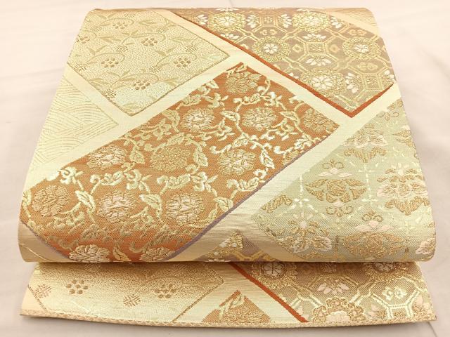 ■■■　サイズ　■■■ 長さ 428cm 幅 30.5cm程 ■■■　商品詳細　■■■ 【正絹】 詳細に関しましては、画像をご確認ください。 大変上質な逸品になります。 お安く出品致しますので、是非この機会にいかがでしょうか？ ■■■　注意事項　■■■ ■モニター発色の具合により色合いが異なる場合がございます。 ■寸法は多少の誤差が生じる場合がございますのでご了承ください。 ■縫込みの長さが左右非対称の場合は短い部分を記載しております。 左右非対称であってもご返品・お値引き等の保証は出来かねますので、ご了承の上ご購入をお願い致します。 ■シミ等のチェックには注意を払っておりますが、見落としがある場合もございますし、個人の見解も様々ですので神経質な方のご購入はお控えください。 ■箪笥に入っておりました着物や帯なので畳みシワや匂いがあるものもございます。 ■お休みは基本的に土日祝となりますが、その他臨時でお休みする場合がございますのでご了承ください。 ■商品の発送は平日のみの発送となります。 ■夜間と土曜、日曜日はお問い合わせの回答が遅れる場合がございます。 ■当店では、お直し、紋入れ、お手入れ等は承っておりません。 ■生地の状態（ヤケ、経年劣化等）によってはサイズ直しが出来ない場合がございます。 その点もどうかご了承のうえ、ご購入をお願いいたします。 ■弊社で取り扱う商品は一点ものにつき、時期や在庫状況に応じて金額が変更となる場合がございます。 ■検針は行っておりません。予めご了承いただきますようお願いいたします。 ■【洗える着物】と記載のある商品におきましては、商品お届け後に洗濯を行ってしまってからのご返品にはご対応しかねます。 念の為、専門店でのお手入れをお願いいたします。 ■着物のサイズ目安は下記を参考ください↓ ＜女性着物＞　お端折り次第で＋5cm　−1cmが着用可能サイズ 　例）身丈170cmの場合、身長160cm〜175cm ＜男性着物＞　身丈＋約25cm〜27cm程が適応身長 　例）身丈155cmの場合、身長180〜182cm