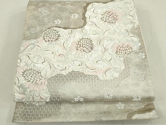 ■■■　サイズ　■■■ 長さ 424cm 幅 31cm程 ■■■　商品詳細　■■■ 【正絹・芯なし】 詳細に関しましては、画像をご確認ください。 西陣の老舗服部織物は創業1788年から脈々と その卓越した技術力と創作性で親しまれてきました。 天明の昔から、京都・西陣に帯を織りつづけて200有余年。 服部織物は名匠の心と技を今に受け継ぎ手づくりの帯の美をひろめています。 色彩の美しさ、確かな技術をもって生み出される緩やかな曲線は 他に類を見ない西陣ならではの帯姿です。 大変上質な逸品になります。 お安く出品致しますので、是非この機会にいかがでしょうか？ ■■■　注意事項　■■■ ■モニター発色の具合により色合いが異なる場合がございます。 ■寸法は多少の誤差が生じる場合がございますのでご了承ください。 ■縫込みの長さが左右非対称の場合は短い部分を記載しております。 左右非対称であってもご返品・お値引き等の保証は出来かねますので、ご了承の上ご購入をお願い致します。 ■シミ等のチェックには注意を払っておりますが、見落としがある場合もございますし、個人の見解も様々ですので神経質な方のご購入はお控えください。 ■箪笥に入っておりました着物や帯なので畳みシワや匂いがあるものもございます。 ■お休みは基本的に土日祝となりますが、その他臨時でお休みする場合がございますのでご了承ください。 ■商品の発送は平日のみの発送となります。 ■夜間と土曜、日曜日はお問い合わせの回答が遅れる場合がございます。 ■当店では、お直し、紋入れ、お手入れ等は承っておりません。 ■生地の状態（ヤケ、経年劣化等）によってはサイズ直しが出来ない場合がございます。 その点もどうかご了承のうえ、ご購入をお願いいたします。 ■弊社で取り扱う商品は一点ものにつき、時期や在庫状況に応じて金額が変更となる場合がございます。 ■検針は行っておりません。予めご了承いただきますようお願いいたします。 ■【洗える着物】と記載のある商品におきましては、商品お届け後に洗濯を行ってしまってからのご返品にはご対応しかねます。 念の為、専門店でのお手入れをお願いいたします。 ■着物のサイズ目安は下記を参考ください↓ ＜女性着物＞　お端折り次第で＋5cm　−1cmが着用可能サイズ 　例）身丈170cmの場合、身長160cm〜175cm ＜男性着物＞　身丈＋約25cm〜27cm程が適応身長 　例）身丈155cmの場合、身長180〜182cm