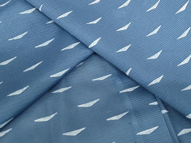 ■■■　サイズ　■■■ 身丈 158cm（肩から） 裄丈 65cm 袖丈 49cm　縫込み 3.5cm 袖幅 32.5cm 前幅 27cm 後幅 31cm 着物縫いこみ 内揚げ 0cm 裄 お袖側 約1.5cm　身頃側 約0cm ■■■　商品詳細　■■■ 【化繊】 状態は特に目立ったシミ汚れなどもなく大変良い状態です。 お安く出品致しますので、是非この機会にいかがでしょうか？ ■■■　注意事項　■■■ ■モニター発色の具合により色合いが異なる場合がございます。 ■寸法は多少の誤差が生じる場合がございますのでご了承ください。 ■縫込みの長さが左右非対称の場合は短い部分を記載しております。 左右非対称であってもご返品・お値引き等の保証は出来かねますので、ご了承の上ご購入をお願い致します。 ■シミ等のチェックには注意を払っておりますが、見落としがある場合もございますし、個人の見解も様々ですので神経質な方のご購入はお控えください。 ■箪笥に入っておりました着物や帯なので畳みシワや匂いがあるものもございます。 ■お休みは基本的に土日祝となりますが、その他臨時でお休みする場合がございますのでご了承ください。 ■商品の発送は平日のみの発送となります。 ■夜間と土曜、日曜日はお問い合わせの回答が遅れる場合がございます。 ■当店では、お直し、紋入れ、お手入れ等は承っておりません。 ■生地の状態（ヤケ、経年劣化等）によってはサイズ直しが出来ない場合がございます。 その点もどうかご了承のうえ、ご購入をお願いいたします。 ■弊社で取り扱う商品は一点ものにつき、時期や在庫状況に応じて金額が変更となる場合がございます。 ■検針は行っておりません。予めご了承いただきますようお願いいたします。 ■【洗える着物】と記載のある商品におきましては、商品お届け後に洗濯を行ってしまってからのご返品にはご対応しかねます。 念の為、専門店でのお手入れをお願いいたします。 ■着物のサイズ目安は下記を参考ください↓ ＜女性着物＞　お端折り次第で＋5?　−10?が着用可能サイズ 　例）身丈170?の場合、身長160?〜175? ＜男性着物＞　身丈＋約25?〜27?程が適応身長 　例）身丈155?の場合、身長180〜182?