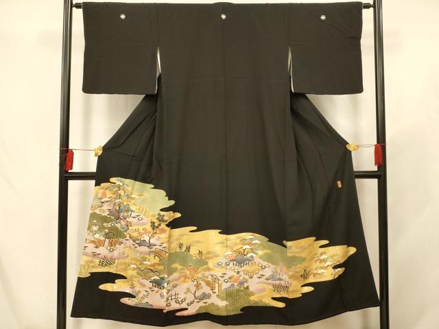 ■■■　サイズ　■■■ 身丈 144cm（肩から） 裄丈 63cm 袖丈 43cm　縫込み 5cm 袖幅 33cm 前幅 24cm 後幅 29cm 着物縫いこみ 内揚げ 10cm 裄 お袖側 約3cm　身頃側 約5cm ■■■　商品詳細　■■■ 【正絹・五つ紋・比翼仕立て】 状態は画像を添付しておりますので、そちらをご確認下さいますよう宜しくお願い致します。 大変上質な逸品になります。 お安く出品致しますので、是非この機会にいかがでしょうか？ ■■■　注意事項　■■■ ■モニター発色の具合により色合いが異なる場合がございます。 ■寸法は多少の誤差が生じる場合がございますのでご了承ください。 ■縫込みの長さが左右非対称の場合は短い部分を記載しております。 左右非対称であってもご返品・お値引き等の保証は出来かねますので、ご了承の上ご購入をお願い致します。 ■シミ等のチェックには注意を払っておりますが、見落としがある場合もございますし、個人の見解も様々ですので神経質な方のご購入はお控えください。 ■箪笥に入っておりました着物や帯なので畳みシワや匂いがあるものもございます。 ■お休みは基本的に土日祝となりますが、その他臨時でお休みする場合がございますのでご了承ください。 ■商品の発送は平日のみの発送となります。 ■夜間と土曜、日曜日はお問い合わせの回答が遅れる場合がございます。 ■当店では、お直し、紋入れ、お手入れ等は承っておりません。 ■生地の状態（ヤケ、経年劣化等）によってはサイズ直しが出来ない場合がございます。 その点もどうかご了承のうえ、ご購入をお願いいたします。 ■弊社で取り扱う商品は一点ものにつき、時期や在庫状況に応じて金額が変更となる場合がございます。 ■検針は行っておりません。予めご了承いただきますようお願いいたします。 ■【洗える着物】と記載のある商品におきましては、商品お届け後に洗濯を行ってしまってからのご返品にはご対応しかねます。 念の為、専門店でのお手入れをお願いいたします。 ■着物のサイズ目安は下記を参考ください↓ ＜女性着物＞　お端折り次第で＋5cm　−1cmが着用可能サイズ 　例）身丈170cmの場合、身長160cm〜175cm ＜男性着物＞　身丈＋約25cm〜27cm程が適応身長 　例）身丈155cmの場合、身長180〜182cm