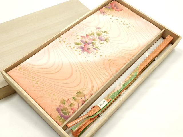 ■■■　商品詳細　■■■ 【未使用】 状態は特に目立ったシミ汚れなどもなく大変良い状態です。 大変上質な逸品になります。 お安く出品致しますので、是非この機会にいかがでしょうか？ 帯締め長さ　約151cm ■■■　注意事項　■■■ ■モニター発色の具合により色合いが異なる場合がございます。 ■寸法は多少の誤差が生じる場合がございますのでご了承ください。 ■縫込みの長さが左右非対称の場合は短い部分を記載しております。 左右非対称であってもご返品・お値引き等の保証は出来かねますので、ご了承の上ご購入をお願い致します。 ■シミ等のチェックには注意を払っておりますが、見落としがある場合もございますし、個人の見解も様々ですので神経質な方のご購入はお控えください。 ■箪笥に入っておりました着物や帯なので畳みシワや匂いがあるものもございます。 ■お休みは基本的に土日祝となりますが、その他臨時でお休みする場合がございますのでご了承ください。 ■商品の発送は平日のみの発送となります。 ■夜間と土曜、日曜日はお問い合わせの回答が遅れる場合がございます。 ■当店では、お直し、紋入れ、お手入れ等は承っておりません。 ■生地の状態（ヤケ、経年劣化等）によってはサイズ直しが出来ない場合がございます。 その点もどうかご了承のうえ、ご購入をお願いいたします。 ■弊社で取り扱う商品は一点ものにつき、時期や在庫状況に応じて金額が変更となる場合がございます。 ■検針は行っておりません。予めご了承いただきますようお願いいたします。 ■【洗える着物】と記載のある商品におきましては、商品お届け後に洗濯を行ってしまってからのご返品にはご対応しかねます。 念の為、専門店でのお手入れをお願いいたします。 ■写真に写っている物が全てになります。それ以外の付属品はございませんのでご了承ください。 ■状態に関する写真につきましては、掲載可能な写真枚数に限りがあるため、各箇所につき1枚参考画像を掲載しております。 ■着物のサイズ目安は下記を参考ください↓ ＜女性着物＞　お端折り次第で＋5cm　－1cmが着用可能サイズ 　例）身丈170cmの場合、身長160cm～175cm ＜男性着物＞　身丈＋約25cm～27cm程が適応身長 　例）身丈155cmの場合、身長180～182cm