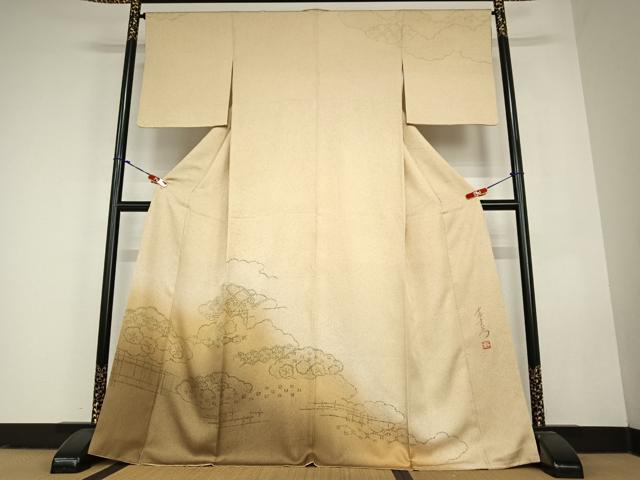 ■■■　サイズ　■■■ 身丈 167.5cm（肩から） 裄丈 65cm 袖丈 50cm　縫込み 5.5cm 袖幅 33cm 前幅 23cm 後幅 30.5cm 着物縫いこみ 内揚げ 3cm 裄 お袖側 約3cm　身頃側 約2.5cm ■■■　商品詳細　■■■ 【正絹・重ね衿：取り外し可能】 状態は特に目立ったシミ汚れなどもなく大変良い状態です。 手描き友禅とろうけつ染を融合した蝋彩染を使って、 新たな古典柄「新琳派」を提案。 歴史ある技法や柄と新しいデザイン、 新旧の融合から生まれる美が魅力です。 大変上質な逸品になります。 お安く出品致しますので、是非この機会にいかがでしょうか？ ※若干着用シワがございます。 ■■■　注意事項　■■■ ■モニター発色の具合により色合いが異なる場合がございます。 ■寸法は多少の誤差が生じる場合がございますのでご了承ください。 ■縫込みの長さが左右非対称の場合は短い部分を記載しております。 左右非対称であってもご返品・お値引き等の保証は出来かねますので、ご了承の上ご購入をお願い致します。 ■シミ等のチェックには注意を払っておりますが、見落としがある場合もございますし、個人の見解も様々ですので神経質な方のご購入はお控えください。 ■箪笥に入っておりました着物や帯なので畳みシワや匂いがあるものもございます。 ■お休みは基本的に土日祝となりますが、その他臨時でお休みする場合がございますのでご了承ください。 ■商品の発送は平日のみの発送となります。 ■夜間と土曜、日曜日はお問い合わせの回答が遅れる場合がございます。 ■当店では、お直し、紋入れ、お手入れ等は承っておりません。 ■生地の状態（ヤケ、経年劣化等）によってはサイズ直しが出来ない場合がございます。 その点もどうかご了承のうえ、ご購入をお願いいたします。 ■弊社で取り扱う商品は一点ものにつき、時期や在庫状況に応じて金額が変更となる場合がございます。 ■検針は行っておりません。予めご了承いただきますようお願いいたします。 ■【洗える着物】と記載のある商品におきましては、商品お届け後に洗濯を行ってしまってからのご返品にはご対応しかねます。 念の為、専門店でのお手入れをお願いいたします。 ■着物のサイズ目安は下記を参考ください↓ ＜女性着物＞　お端折り次第で＋5cm　−1cmが着用可能サイズ 　例）身丈170cmの場合、身長160cm〜175cm ＜男性着物＞　身丈＋約25cm〜27cm程が適応身長 　例）身丈155cmの場合、身長180〜182cm