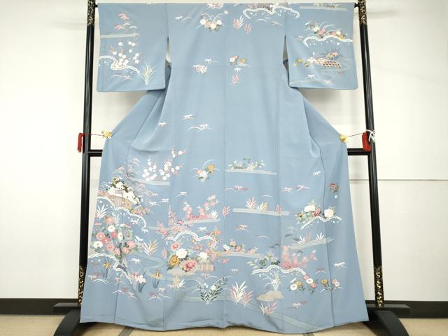 ■■■　サイズ　■■■ 身丈 163cm（肩から） 裄丈 66cm 袖丈 49cm　縫込み 7.5cm 袖幅 35cm 前幅 24cm 後幅 28.5cm 着物縫いこみ 内揚げ 3cm 裄 お袖側 約1cm　身頃側 約3cm ■■■　商品詳細　■■■ 【正絹・一つ紋・無落款】 状態は接写画像のように衿裏・胴裏・衿山に薄い汚れがございますが その他特に目立ったシミ汚れなどもなく大変良い状態です。 大変上質な逸品になります。 お安く出品致しますので、是非この機会にいかがでしょうか？ ■■■　注意事項　■■■ ■モニター発色の具合により色合いが異なる場合がございます。 ■寸法は多少の誤差が生じる場合がございますのでご了承ください。 ■縫込みの長さが左右非対称の場合は短い部分を記載しております。 左右非対称であってもご返品・お値引き等の保証は出来かねますので、ご了承の上ご購入をお願い致します。 ■シミ等のチェックには注意を払っておりますが、見落としがある場合もございますし、個人の見解も様々ですので神経質な方のご購入はお控えください。 ■箪笥に入っておりました着物や帯なので畳みシワや匂いがあるものもございます。 ■お休みは基本的に土日祝となりますが、その他臨時でお休みする場合がございますのでご了承ください。 ■商品の発送は平日のみの発送となります。 ■夜間と土曜、日曜日はお問い合わせの回答が遅れる場合がございます。 ■当店では、お直し、紋入れ、お手入れ等は承っておりません。 ■生地の状態（ヤケ、経年劣化等）によってはサイズ直しが出来ない場合がございます。 その点もどうかご了承のうえ、ご購入をお願いいたします。 ■弊社で取り扱う商品は一点ものにつき、時期や在庫状況に応じて金額が変更となる場合がございます。 ■検針は行っておりません。予めご了承いただきますようお願いいたします。 ■【洗える着物】と記載のある商品におきましては、商品お届け後に洗濯を行ってしまってからのご返品にはご対応しかねます。 念の為、専門店でのお手入れをお願いいたします。 ■着物のサイズ目安は下記を参考ください↓ ＜女性着物＞　お端折り次第で＋5cm　−1cmが着用可能サイズ 　例）身丈170cmの場合、身長160cm〜175cm ＜男性着物＞　身丈＋約25cm〜27cm程が適応身長 　例）身丈155cmの場合、身長180〜182cm