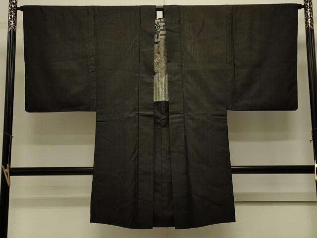 ■■■　サイズ　■■■ 身丈 100cm（肩から） 裄丈 66cm 袖丈 50.5cm　縫込み 7cm 袖幅 33.5cm 前幅 18cm 後幅 30.5cm 裄 お袖側 約2cm　身頃側 約1.5cm ■■■　商品詳細　■■■ 【正絹】 状態は接写画像のように衿・後身頃・左袖前・衿裏に薄い汚れがございますが その他特に目立ったシミ汚れなどもなく大変良い状態です。 大変上質な逸品になります。 お安く出品致しますので、是非この機会にいかがでしょうか？ ■■■　注意事項　■■■ ■モニター発色の具合により色合いが異なる場合がございます。 ■寸法は多少の誤差が生じる場合がございますのでご了承ください。 ■縫込みの長さが左右非対称の場合は短い部分を記載しております。 左右非対称であってもご返品・お値引き等の保証は出来かねますので、ご了承の上ご購入をお願い致します。 ■シミ等のチェックには注意を払っておりますが、見落としがある場合もございますし、個人の見解も様々ですので神経質な方のご購入はお控えください。 ■箪笥に入っておりました着物や帯なので畳みシワや匂いがあるものもございます。 ■お休みは基本的に土日祝となりますが、その他臨時でお休みする場合がございますのでご了承ください。 ■商品の発送は平日のみの発送となります。 ■夜間と土曜、日曜日はお問い合わせの回答が遅れる場合がございます。 ■当店では、お直し、紋入れ、お手入れ等は承っておりません。 ■生地の状態（ヤケ、経年劣化等）によってはサイズ直しが出来ない場合がございます。 その点もどうかご了承のうえ、ご購入をお願いいたします。 ■弊社で取り扱う商品は一点ものにつき、時期や在庫状況に応じて金額が変更となる場合がございます。 ■検針は行っておりません。予めご了承いただきますようお願いいたします。 ■【洗える着物】と記載のある商品におきましては、商品お届け後に洗濯を行ってしまってからのご返品にはご対応しかねます。 念の為、専門店でのお手入れをお願いいたします。 ■写真に写っている物が全てになります。それ以外の付属品はございませんのでご了承ください。 ■状態に関する写真につきましては、掲載可能な写真枚数に限りがあるため、各箇所につき1枚参考画像を掲載しております。 ■着物のサイズ目安は下記を参考ください↓ ＜女性着物＞　お端折り次第で＋5cm　−1cmが着用可能サイズ 　例）身丈170cmの場合、身長160cm〜175cm ＜男性着物＞　身丈＋約25cm〜27cm程が適応身長 　例）身丈155cmの場合、身長180〜182cm
