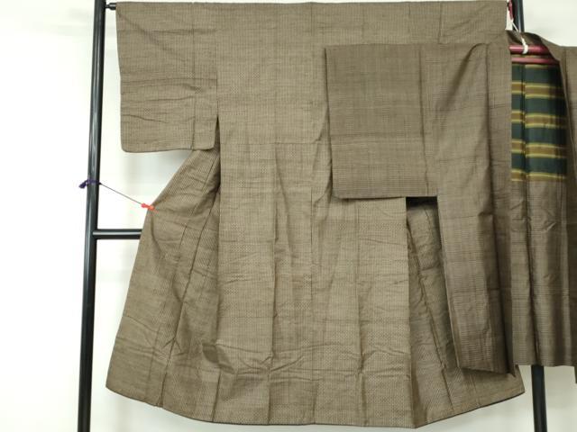 ■■■　サイズ　■■■ 【着物】 身丈 137cm（肩から） 裄丈 65cm 袖丈 52cm　縫込み 3cm 袖幅 33cm 前幅 23cm 後幅 31cm 着物縫いこみ 内揚げ 5cm 裄 お袖側 約0cm　身頃側 約0cm 【羽織】 身丈 102.5cm（肩から） 裄丈 65cm 袖丈 52cm　縫込み 3.5cm 袖幅 32.5cm 前幅 18cm 後幅 30.5cm 裄 お袖側 約0cm　身頃側 約3cm ■■■　商品詳細　■■■ 【正絹】 状態は画像を添付しておりますので、そちらをご確認下さいますよう宜しくお願い致します。 大変上質な逸品になりますのでぜひお手入れをされてお召しになられてはいかがでしょうか。 お安く出品致しますので、是非この機会にいかがでしょうか？ ■■■　注意事項　■■■ ■モニター発色の具合により色合いが異なる場合がございます。 ■寸法は多少の誤差が生じる場合がございますのでご了承ください。 ■縫込みの長さが左右非対称の場合は短い部分を記載しております。 左右非対称であってもご返品・お値引き等の保証は出来かねますので、ご了承の上ご購入をお願い致します。 ■シミ等のチェックには注意を払っておりますが、見落としがある場合もございますし、個人の見解も様々ですので神経質な方のご購入はお控えください。 ■箪笥に入っておりました着物や帯なので畳みシワや匂いがあるものもございます。 ■お休みは基本的に土日祝となりますが、その他臨時でお休みする場合がございますのでご了承ください。 ■商品の発送は平日のみの発送となります。 ■夜間と土曜、日曜日はお問い合わせの回答が遅れる場合がございます。 ■当店では、お直し、紋入れ、お手入れ等は承っておりません。 ■生地の状態（ヤケ、経年劣化等）によってはサイズ直しが出来ない場合がございます。 その点もどうかご了承のうえ、ご購入をお願いいたします。 ■弊社で取り扱う商品は一点ものにつき、時期や在庫状況に応じて金額が変更となる場合がございます。 ■検針は行っておりません。予めご了承いただきますようお願いいたします。 ■【洗える着物】と記載のある商品におきましては、商品お届け後に洗濯を行ってしまってからのご返品にはご対応しかねます。 念の為、専門店でのお手入れをお願いいたします。 ■着物のサイズ目安は下記を参考ください↓ ＜女性着物＞　お端折り次第で＋5cm　−1cmが着用可能サイズ 　例）身丈170cmの場合、身長160cm〜175cm ＜男性着物＞　身丈＋約25cm〜27cm程が適応身長 　例）身丈155cmの場合、身長180〜182cm