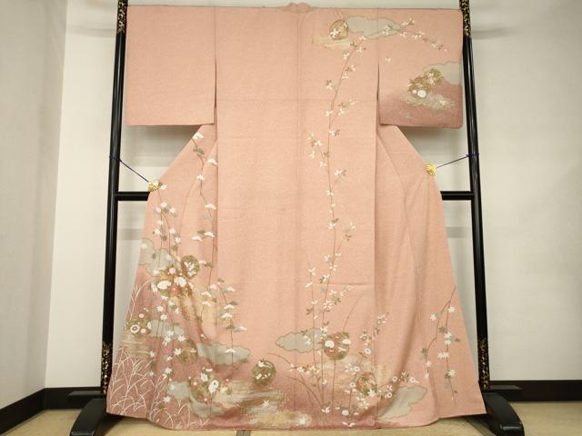 ■■■　サイズ　■■■ 身丈 167cm（肩から） 裄丈 69cm 袖丈 50cm　縫込み 4.5cm 袖幅 35cm 前幅 24cm 後幅 30cm 着物縫いこみ 内揚げ 1cm 裄 お袖側 約1cm　身頃側 約0cm ■■■　商品詳細　■■■ 【正絹】 状態は特に目立ったシミ汚れなどもなく大変良い状態です。 大変上質な逸品になります。 お安く出品致しますので、是非この機会にいかがでしょうか？ ■■■　注意事項　■■■ ■モニター発色の具合により色合いが異なる場合がございます。 ■寸法は多少の誤差が生じる場合がございますのでご了承ください。 ■縫込みの長さが左右非対称の場合は短い部分を記載しております。 左右非対称であってもご返品・お値引き等の保証は出来かねますので、ご了承の上ご購入をお願い致します。 ■シミ等のチェックには注意を払っておりますが、見落としがある場合もございますし、個人の見解も様々ですので神経質な方のご購入はお控えください。 ■箪笥に入っておりました着物や帯なので畳みシワや匂いがあるものもございます。 ■お休みは基本的に土日祝となりますが、その他臨時でお休みする場合がございますのでご了承ください。 ■商品の発送は平日のみの発送となります。 ■夜間と土曜、日曜日はお問い合わせの回答が遅れる場合がございます。 ■当店では、お直し、紋入れ、お手入れ等は承っておりません。 ■生地の状態（ヤケ、経年劣化等）によってはサイズ直しが出来ない場合がございます。 その点もどうかご了承のうえ、ご購入をお願いいたします。 ■弊社で取り扱う商品は一点ものにつき、時期や在庫状況に応じて金額が変更となる場合がございます。 ■検針は行っておりません。予めご了承いただきますようお願いいたします。 ■【洗える着物】と記載のある商品におきましては、商品お届け後に洗濯を行ってしまってからのご返品にはご対応しかねます。 念の為、専門店でのお手入れをお願いいたします。 ■写真に写っている物が全てになります。それ以外の付属品はございませんのでご了承ください。 ■状態に関する写真につきましては、掲載可能な写真枚数に限りがあるため、各箇所につき1枚参考画像を掲載しております。 ■着物のサイズ目安は下記を参考ください↓ ＜女性着物＞　お端折り次第で＋5cm　－1cmが着用可能サイズ 　例）身丈170cmの場合、身長160cm～175cm ＜男性着物＞　身丈＋約25cm～27cm程が適応身長 　例）身丈155cmの場合、身長180～182cm