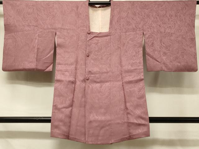 ■■■　サイズ　■■■ 身丈 87cm（肩から） 裄丈 63.5cm 袖丈 47cm　縫込み 3.5cm 袖幅 33cm 前幅 24cm 後幅 29cm 裄 お袖側 約2cm　身頃側 約3.5cm ■■■　商品詳細　■■■ 【正絹】 状態は接写画像のように羽裏に薄い汚れがございますが その他特に目立ったシミ汚れなどもなく大変良い状態です。 大変上質な逸品になります。 お安く出品致しますので、是非この機会にいかがでしょうか？ ■■■　注意事項　■■■ ■モニター発色の具合により色合いが異なる場合がございます。 ■寸法は多少の誤差が生じる場合がございますのでご了承ください。 ■縫込みの長さが左右非対称の場合は短い部分を記載しております。 左右非対称であってもご返品・お値引き等の保証は出来かねますので、ご了承の上ご購入をお願い致します。 ■シミ等のチェックには注意を払っておりますが、見落としがある場合もございますし、個人の見解も様々ですので神経質な方のご購入はお控えください。 ■箪笥に入っておりました着物や帯なので畳みシワや匂いがあるものもございます。 ■お休みは基本的に土日祝となりますが、その他臨時でお休みする場合がございますのでご了承ください。 ■商品の発送は平日のみの発送となります。 ■夜間と土曜、日曜日はお問い合わせの回答が遅れる場合がございます。 ■当店では、お直し、紋入れ、お手入れ等は承っておりません。 ■生地の状態（ヤケ、経年劣化等）によってはサイズ直しが出来ない場合がございます。 その点もどうかご了承のうえ、ご購入をお願いいたします。 ■弊社で取り扱う商品は一点ものにつき、時期や在庫状況に応じて金額が変更となる場合がございます。 ■検針は行っておりません。予めご了承いただきますようお願いいたします。 ■【洗える着物】と記載のある商品におきましては、商品お届け後に洗濯を行ってしまってからのご返品にはご対応しかねます。 念の為、専門店でのお手入れをお願いいたします。 ■着物のサイズ目安は下記を参考ください↓ ＜女性着物＞　お端折り次第で＋5cm　−1cmが着用可能サイズ 　例）身丈170cmの場合、身長160cm〜175cm ＜男性着物＞　身丈＋約25cm〜27cm程が適応身長 　例）身丈155cmの場合、身長180〜182cm