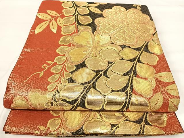 ■■■　サイズ　■■■ 長さ 424cm 幅 31cm程 ■■■　商品詳細　■■■ 【正絹】 詳細に関しましては、画像をご確認ください。 大変上質な逸品になります。 お安く出品致しますので、是非この機会にいかがでしょうか？ ■■■　注意事項　■■■ ■モニター発色の具合により色合いが異なる場合がございます。 ■寸法は多少の誤差が生じる場合がございますのでご了承ください。 ■縫込みの長さが左右非対称の場合は短い部分を記載しております。 左右非対称であってもご返品・お値引き等の保証は出来かねますので、ご了承の上ご購入をお願い致します。 ■シミ等のチェックには注意を払っておりますが、見落としがある場合もございますし、個人の見解も様々ですので神経質な方のご購入はお控えください。 ■箪笥に入っておりました着物や帯なので畳みシワや匂いがあるものもございます。 ■お休みは基本的に土日祝となりますが、その他臨時でお休みする場合がございますのでご了承ください。 ■商品の発送は平日のみの発送となります。 ■夜間と土曜、日曜日はお問い合わせの回答が遅れる場合がございます。 ■当店では、お直し、紋入れ、お手入れ等は承っておりません。 ■生地の状態（ヤケ、経年劣化等）によってはサイズ直しが出来ない場合がございます。 その点もどうかご了承のうえ、ご購入をお願いいたします。 ■弊社で取り扱う商品は一点ものにつき、時期や在庫状況に応じて金額が変更となる場合がございます。 ■検針は行っておりません。予めご了承いただきますようお願いいたします。 ■【洗える着物】と記載のある商品におきましては、商品お届け後に洗濯を行ってしまってからのご返品にはご対応しかねます。 念の為、専門店でのお手入れをお願いいたします。 ■着物のサイズ目安は下記を参考ください↓ ＜女性着物＞　お端折り次第で＋5cm　−1cmが着用可能サイズ 　例）身丈170cmの場合、身長160cm〜175cm ＜男性着物＞　身丈＋約25cm〜27cm程が適応身長 　例）身丈155cmの場合、身長180〜182cm