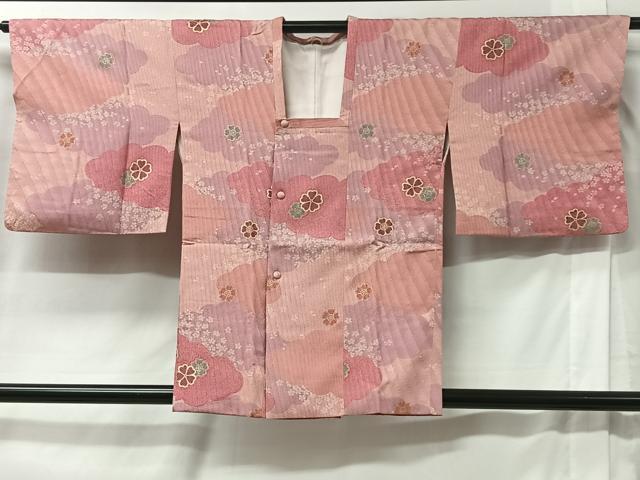 ■■■　サイズ　■■■ 身丈 80cm（肩から） 裄丈 65.5cm 袖丈 46cm　縫込み 3.5cm 袖幅 34cm 前幅 17.5cm 後幅 27.5cm 裄 お袖側 約0cm　身頃側 約2cm ■■■　商品詳細　■■■ 【正絹】 状態は特に目立ったシミ汚れなどもなく大変良い状態です。 大変上質な逸品になります。 お安く出品致しますので、是非この機会にいかがでしょうか？ ■■■　注意事項　■■■ ■モニター発色の具合により色合いが異なる場合がございます。 ■寸法は多少の誤差が生じる場合がございますのでご了承ください。 ■縫込みの長さが左右非対称の場合は短い部分を記載しております。 左右非対称であってもご返品・お値引き等の保証は出来かねますので、ご了承の上ご購入をお願い致します。 ■シミ等のチェックには注意を払っておりますが、見落としがある場合もございますし、個人の見解も様々ですので神経質な方のご購入はお控えください。 ■箪笥に入っておりました着物や帯なので畳みシワや匂いがあるものもございます。 ■お休みは基本的に土日祝となりますが、その他臨時でお休みする場合がございますのでご了承ください。 ■商品の発送は平日のみの発送となります。 ■夜間と土曜、日曜日はお問い合わせの回答が遅れる場合がございます。 ■当店では、お直し、紋入れ、お手入れ等は承っておりません。 ■生地の状態（ヤケ、経年劣化等）によってはサイズ直しが出来ない場合がございます。 その点もどうかご了承のうえ、ご購入をお願いいたします。 ■弊社で取り扱う商品は一点ものにつき、時期や在庫状況に応じて金額が変更となる場合がございます。 ■検針は行っておりません。予めご了承いただきますようお願いいたします。 ■【洗える着物】と記載のある商品におきましては、商品お届け後に洗濯を行ってしまってからのご返品にはご対応しかねます。 念の為、専門店でのお手入れをお願いいたします。 ■着物のサイズ目安は下記を参考ください↓ ＜女性着物＞　お端折り次第で＋5cm　−1cmが着用可能サイズ 　例）身丈170cmの場合、身長160cm〜175cm ＜男性着物＞　身丈＋約25cm〜27cm程が適応身長 　例）身丈155cmの場合、身長180〜182cm