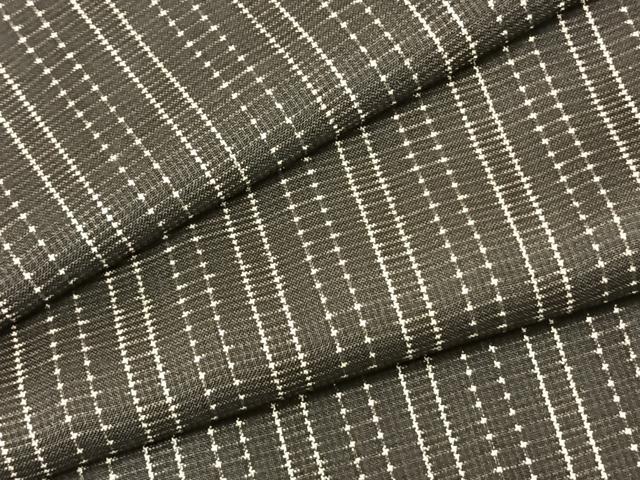 ■■■　サイズ　■■■ 身丈 144cm（肩から） 裄丈 62cm 袖丈 44cm　縫込み 4.5cm 袖幅 31.5cm 前幅 24cm 後幅 30cm 着物縫いこみ 内揚げ 6cm 裄 お袖側 約2cm　身頃側 約2.5cm ■■■　商品詳細　■■■ 【正絹】 状態は特に目立ったシミ汚れなどもなく大変良い状態です。 大変上質な逸品になります。 お安く出品致しますので、是非この機会にいかがでしょうか？ ■■■　注意事項　■■■ ■モニター発色の具合により色合いが異なる場合がございます。 ■寸法は多少の誤差が生じる場合がございますのでご了承ください。 ■縫込みの長さが左右非対称の場合は短い部分を記載しております。 左右非対称であってもご返品・お値引き等の保証は出来かねますので、ご了承の上ご購入をお願い致します。 ■シミ等のチェックには注意を払っておりますが、見落としがある場合もございますし、個人の見解も様々ですので神経質な方のご購入はお控えください。 ■箪笥に入っておりました着物や帯なので畳みシワや匂いがあるものもございます。 ■お休みは基本的に土日祝となりますが、その他臨時でお休みする場合がございますのでご了承ください。 ■商品の発送は平日のみの発送となります。 ■夜間と土曜、日曜日はお問い合わせの回答が遅れる場合がございます。 ■当店では、お直し、紋入れ、お手入れ等は承っておりません。 ■生地の状態（ヤケ、経年劣化等）によってはサイズ直しが出来ない場合がございます。 その点もどうかご了承のうえ、ご購入をお願いいたします。 ■弊社で取り扱う商品は一点ものにつき、時期や在庫状況に応じて金額が変更となる場合がございます。 ■検針は行っておりません。予めご了承いただきますようお願いいたします。 ■【洗える着物】と記載のある商品におきましては、商品お届け後に洗濯を行ってしまってからのご返品にはご対応しかねます。 念の為、専門店でのお手入れをお願いいたします。 ■着物のサイズ目安は下記を参考ください↓ ＜女性着物＞　お端折り次第で＋5?　−10?が着用可能サイズ 　例）身丈170?の場合、身長160?〜175? ＜男性着物＞　身丈＋約25?〜27?程が適応身長 　例）身丈155?の場合、身長180〜182?