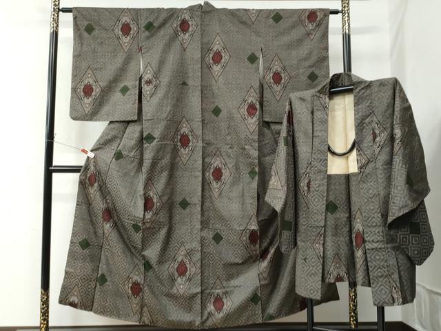 ■■■　サイズ　■■■ 【着物】 身丈 153cm（肩から） 裄丈 62.5cm 袖丈 56cm　縫込み 4cm 袖幅 32cm 前幅 23cm 後幅 29cm 着物縫いこみ 内揚げ 0cm 裄 お袖側 約2cm　身頃側 約4cm 【羽織】 身丈 79cm（肩から） 裄丈 63.5cm 袖丈 54cm　縫込み 5cm 袖幅 32cm 前幅 17cm 後幅 29cm 裄 お袖側 約2.5cm　身頃側 約3cm ■■■　商品詳細　■■■ 【正絹・バチ衿】 着物の状態は接写画像のように衿に薄い汚れがございますが その他特に目立ったシミ汚れなどもなく大変良い状態です。 羽織の状態は接写画像のように羽裏に薄い汚れがございますが その他表地は特に目立ったシミ汚れなどもなく大変良い状態です。 江戸末期に薩摩藩から 「奄美大島を一番良く表現した大島紬を献上せよ」との命が下り、 図案師が月夜に庭を眺めていた時にたまたま一匹の金ハブが月の光で背模様を キラキラと輝かせながら青々とした蘇鉄の葉に乗り移ろうとした その一瞬の神秘的な美しさを図案化したことから始まっています。 明治四十年頃に、この泥染め大島紬は作られていた村の名前から 「龍郷柄(たつごうがら)」と名付けられました。 大変上質な逸品になります。 お安く出品致しますので、是非この機会にいかがでしょうか？ ■■■　注意事項　■■■ ■モニター発色の具合により色合いが異なる場合がございます。 ■寸法は多少の誤差が生じる場合がございますのでご了承ください。 ■縫込みの長さが左右非対称の場合は短い部分を記載しております。 左右非対称であってもご返品・お値引き等の保証は出来かねますので、ご了承の上ご購入をお願い致します。 ■シミ等のチェックには注意を払っておりますが、見落としがある場合もございますし、個人の見解も様々ですので神経質な方のご購入はお控えください。 ■箪笥に入っておりました着物や帯なので畳みシワや匂いがあるものもございます。 ■お休みは基本的に土日祝となりますが、その他臨時でお休みする場合がございますのでご了承ください。 ■商品の発送は平日のみの発送となります。 ■夜間と土曜、日曜日はお問い合わせの回答が遅れる場合がございます。 ■当店では、お直し、紋入れ、お手入れ等は承っておりません。 ■生地の状態（ヤケ、経年劣化等）によってはサイズ直しが出来ない場合がございます。 その点もどうかご了承のうえ、ご購入をお願いいたします。 ■弊社で取り扱う商品は一点ものにつき、時期や在庫状況に応じて金額が変更となる場合がございます。 ■検針は行っておりません。予めご了承いただきますようお願いいたします。 ■【洗える着物】と記載のある商品におきましては、商品お届け後に洗濯を行ってしまってからのご返品にはご対応しかねます。 念の為、専門店でのお手入れをお願いいたします。 ■着物のサイズ目安は下記を参考ください↓ ＜女性着物＞　お端折り次第で＋5cm　−1cmが着用可能サイズ 　例）身丈170cmの場合、身長160cm〜175cm ＜男性着物＞　身丈＋約25cm〜27cm程が適応身長 　例）身丈155cmの場合、身長180〜182cm