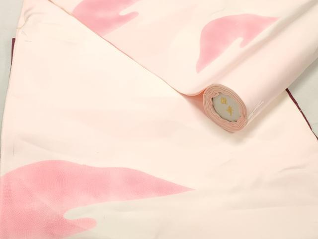 ■■■　サイズ　■■■ 長さ　　着尺分あり 幅　　　約36cm ■■■　商品詳細　■■■ 【正絹・未使用】 状態は接写画像のように表地所々・裏面所々に薄い汚れ、染ムラがございます。 大変上質な逸品になります。 お安く出品致しますので、是非この機会にいかがでしょうか？ ■■■　注意事項　■■■ ■モニター発色の具合により色合いが異なる場合がございます。 ■寸法は多少の誤差が生じる場合がございますのでご了承ください。 ■縫込みの長さが左右非対称の場合は短い部分を記載しております。 左右非対称であってもご返品・お値引き等の保証は出来かねますので、ご了承の上ご購入をお願い致します。 ■シミ等のチェックには注意を払っておりますが、見落としがある場合もございますし、個人の見解も様々ですので神経質な方のご購入はお控えください。 ■箪笥に入っておりました着物や帯なので畳みシワや匂いがあるものもございます。 ■お休みは基本的に土日祝となりますが、その他臨時でお休みする場合がございますのでご了承ください。 ■商品の発送は平日のみの発送となります。 ■夜間と土曜、日曜日はお問い合わせの回答が遅れる場合がございます。 ■当店では、お直し、紋入れ、お手入れ等は承っておりません。 ■生地の状態（ヤケ、経年劣化等）によってはサイズ直しが出来ない場合がございます。 その点もどうかご了承のうえ、ご購入をお願いいたします。 ■弊社で取り扱う商品は一点ものにつき、時期や在庫状況に応じて金額が変更となる場合がございます。 ■検針は行っておりません。予めご了承いただきますようお願いいたします。 ■【洗える着物】と記載のある商品におきましては、商品お届け後に洗濯を行ってしまってからのご返品にはご対応しかねます。 念の為、専門店でのお手入れをお願いいたします。 ■着物のサイズ目安は下記を参考ください↓ ＜女性着物＞　お端折り次第で＋5cm　−1cmが着用可能サイズ 　例）身丈170cmの場合、身長160cm〜175cm ＜男性着物＞　身丈＋約25cm〜27cm程が適応身長 　例）身丈155cmの場合、身長180〜182cm