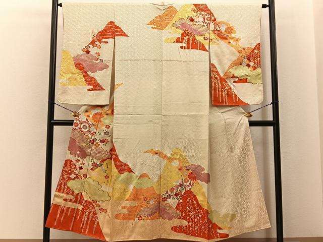 ■■■　サイズ　■■■ 身丈 150cm（肩から） 裄丈 64cm 袖丈 67cm　縫込み 4cm 袖幅 32cm 前幅 24.5cm 後幅 30cm 着物縫いこみ 内揚げ 8cm 裄 お袖側 約1.5cm　身頃側 約3.5cm ■■■　商品詳細　■■■ 【正絹】 状態は画像を添付しておりますので、そちらをご確認下さいますよう宜しくお願い致します。 大変上質な逸品になります。 お安く出品致しますので、是非この機会にいかがでしょうか？ ■■■　注意事項　■■■ ■モニター発色の具合により色合いが異なる場合がございます。 ■寸法は多少の誤差が生じる場合がございますのでご了承ください。 ■縫込みの長さが左右非対称の場合は短い部分を記載しております。 左右非対称であってもご返品・お値引き等の保証は出来かねますので、ご了承の上ご購入をお願い致します。 ■シミ等のチェックには注意を払っておりますが、見落としがある場合もございますし、個人の見解も様々ですので神経質な方のご購入はお控えください。 ■箪笥に入っておりました着物や帯なので畳みシワや匂いがあるものもございます。 ■お休みは基本的に土日祝となりますが、その他臨時でお休みする場合がございますのでご了承ください。 ■商品の発送は平日のみの発送となります。 ■夜間と土曜、日曜日はお問い合わせの回答が遅れる場合がございます。 ■当店では、お直し、紋入れ、お手入れ等は承っておりません。 ■生地の状態（ヤケ、経年劣化等）によってはサイズ直しが出来ない場合がございます。 その点もどうかご了承のうえ、ご購入をお願いいたします。 ■弊社で取り扱う商品は一点ものにつき、時期や在庫状況に応じて金額が変更となる場合がございます。 ■検針は行っておりません。予めご了承いただきますようお願いいたします。 ■【洗える着物】と記載のある商品におきましては、商品お届け後に洗濯を行ってしまってからのご返品にはご対応しかねます。 念の為、専門店でのお手入れをお願いいたします。 ■写真に写っている物が全てになります。それ以外の付属品はございませんのでご了承ください。 ■状態に関する写真につきましては、掲載可能な写真枚数に限りがあるため、各箇所につき1枚参考画像を掲載しております。 ■着物のサイズ目安は下記を参考ください↓ ＜女性着物＞　お端折り次第で＋5cm　−1cmが着用可能サイズ 　例）身丈170cmの場合、身長160cm〜175cm ＜男性着物＞　身丈＋約25cm〜27cm程が適応身長 　例）身丈155cmの場合、身長180〜182cm