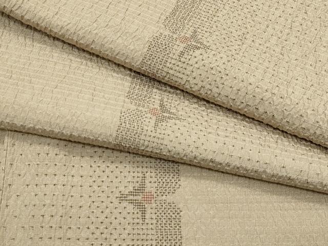 ■■■　サイズ　■■■ 身丈 155.5cm（肩から） 裄丈 65.5cm 袖丈 46.5cm　縫込み 4.5cm 袖幅 33cm 前幅 24cm 後幅 29.5cm 着物縫いこみ 内揚げ 8.5cm 裄 お袖側 約2cm　身頃側 約1cm ■■■　商品詳細　■■■ 【正絹】 状態は接写画像のように上前に薄いシミ、衿山に薄い汚れがございますが その他特に目立ったシミ汚れなどもなく大変良い状態です。 大変上質な逸品になります。 お安く出品致しますので、是非この機会にいかがでしょうか？ ■■■　注意事項　■■■ ■モニター発色の具合により色合いが異なる場合がございます。 ■寸法は多少の誤差が生じる場合がございますのでご了承ください。 ■縫込みの長さが左右非対称の場合は短い部分を記載しております。 左右非対称であってもご返品・お値引き等の保証は出来かねますので、ご了承の上ご購入をお願い致します。 ■シミ等のチェックには注意を払っておりますが、見落としがある場合もございますし、個人の見解も様々ですので神経質な方のご購入はお控えください。 ■箪笥に入っておりました着物や帯なので畳みシワや匂いがあるものもございます。 ■お休みは基本的に土日祝となりますが、その他臨時でお休みする場合がございますのでご了承ください。 ■商品の発送は平日のみの発送となります。 ■夜間と土曜、日曜日はお問い合わせの回答が遅れる場合がございます。 ■当店では、お直し、紋入れ、お手入れ等は承っておりません。 ■生地の状態（ヤケ、経年劣化等）によってはサイズ直しが出来ない場合がございます。 その点もどうかご了承のうえ、ご購入をお願いいたします。 ■弊社で取り扱う商品は一点ものにつき、時期や在庫状況に応じて金額が変更となる場合がございます。 ■検針は行っておりません。予めご了承いただきますようお願いいたします。 ■【洗える着物】と記載のある商品におきましては、商品お届け後に洗濯を行ってしまってからのご返品にはご対応しかねます。 念の為、専門店でのお手入れをお願いいたします。 ■写真に写っている物が全てになります。それ以外の付属品はございませんのでご了承ください。 ■着物のサイズ目安は下記を参考ください↓ ＜女性着物＞　お端折り次第で＋5cm　－1cmが着用可能サイズ 　例）身丈170cmの場合、身長160cm～175cm ＜男性着物＞　身丈＋約25cm～27cm程が適応身長 　例）身丈155cmの場合、身長180～182cm