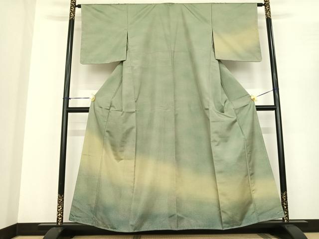 ■■■　サイズ　■■■ 身丈 156cm（肩から） 裄丈 63cm 袖丈 47cm　縫込み 5cm 袖幅 32.5cm 前幅 24cm 後幅 31cm 着物縫いこみ 内揚げ 8cm 裄 お袖側 約3.5cm　身頃側 約5cm ■■■　商品詳細　■■■ 【正絹・未使用】 状態は特に目立ったシミ汚れなどもなく大変良い状態です。 大変上質な逸品になります。 お安く出品致しますので、是非この機会にいかがでしょうか？ ■■■　注意事項　■■■ ■モニター発色の具合により色合いが異なる場合がございます。 ■寸法は多少の誤差が生じる場合がございますのでご了承ください。 ■縫込みの長さが左右非対称の場合は短い部分を記載しております。 左右非対称であってもご返品・お値引き等の保証は出来かねますので、ご了承の上ご購入をお願い致します。 ■シミ等のチェックには注意を払っておりますが、見落としがある場合もございますし、個人の見解も様々ですので神経質な方のご購入はお控えください。 ■箪笥に入っておりました着物や帯なので畳みシワや匂いがあるものもございます。 ■お休みは基本的に土日祝となりますが、その他臨時でお休みする場合がございますのでご了承ください。 ■商品の発送は平日のみの発送となります。 ■夜間と土曜、日曜日はお問い合わせの回答が遅れる場合がございます。 ■当店では、お直し、紋入れ、お手入れ等は承っておりません。 ■生地の状態（ヤケ、経年劣化等）によってはサイズ直しが出来ない場合がございます。 その点もどうかご了承のうえ、ご購入をお願いいたします。 ■弊社で取り扱う商品は一点ものにつき、時期や在庫状況に応じて金額が変更となる場合がございます。 ■検針は行っておりません。予めご了承いただきますようお願いいたします。 ■【洗える着物】と記載のある商品におきましては、商品お届け後に洗濯を行ってしまってからのご返品にはご対応しかねます。 念の為、専門店でのお手入れをお願いいたします。 ■着物のサイズ目安は下記を参考ください↓ ＜女性着物＞　お端折り次第で＋5cm　−1cmが着用可能サイズ 　例）身丈170cmの場合、身長160cm〜175cm ＜男性着物＞　身丈＋約25cm〜27cm程が適応身長 　例）身丈155cmの場合、身長180〜182cm
