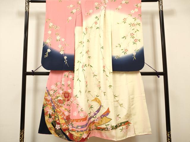 ■■■　サイズ　■■■ 【祝着】 身丈 141cm（肩から） 裄丈 50cm（肩上げ　4.5cm） 袖丈 76.5cm　縫込み 4cm 袖幅 32.5cm 前幅 21cm 後幅 27cm 着物縫いこみ 内揚げ 4.5cm （腰上げ　0cm） 裄 お袖側 約1cm　身頃側 約0cm ■■■　商品詳細　■■■ 【正絹】 状態は接写画像のように下前おくみ・衿裏・八掛に薄い汚れがございますが その他特に目立ったシミ汚れなどもなく大変良い状態です。 大変上質な逸品になります。 お安く出品致しますので、是非この機会にいかがでしょうか？ ■■■　注意事項　■■■ ■モニター発色の具合により色合いが異なる場合がございます。 ■寸法は多少の誤差が生じる場合がございますのでご了承ください。 ■縫込みの長さが左右非対称の場合は短い部分を記載しております。 左右非対称であってもご返品・お値引き等の保証は出来かねますので、ご了承の上ご購入をお願い致します。 ■シミ等のチェックには注意を払っておりますが、見落としがある場合もございますし、個人の見解も様々ですので神経質な方のご購入はお控えください。 ■箪笥に入っておりました着物や帯なので畳みシワや匂いがあるものもございます。 ■お休みは基本的に土日祝となりますが、その他臨時でお休みする場合がございますのでご了承ください。 ■商品の発送は平日のみの発送となります。 ■夜間と土曜、日曜日はお問い合わせの回答が遅れる場合がございます。 ■当店では、お直し、紋入れ、お手入れ等は承っておりません。 ■生地の状態（ヤケ、経年劣化等）によってはサイズ直しが出来ない場合がございます。 その点もどうかご了承のうえ、ご購入をお願いいたします。 ■弊社で取り扱う商品は一点ものにつき、時期や在庫状況に応じて金額が変更となる場合がございます。 ■検針は行っておりません。予めご了承いただきますようお願いいたします。 ■【洗える着物】と記載のある商品におきましては、商品お届け後に洗濯を行ってしまってからのご返品にはご対応しかねます。 念の為、専門店でのお手入れをお願いいたします。 ■写真に写っている物が全てになります。それ以外の付属品はございませんのでご了承ください。 ■状態に関する写真につきましては、掲載可能な写真枚数に限りがあるため、各箇所につき1枚参考画像を掲載しております。 ■着物のサイズ目安は下記を参考ください↓ ＜女性着物＞　お端折り次第で＋5cm　−1cmが着用可能サイズ 　例）身丈170cmの場合、身長160cm〜175cm ＜男性着物＞　身丈＋約25cm〜27cm程が適応身長 　例）身丈155cmの場合、身長180〜182cm