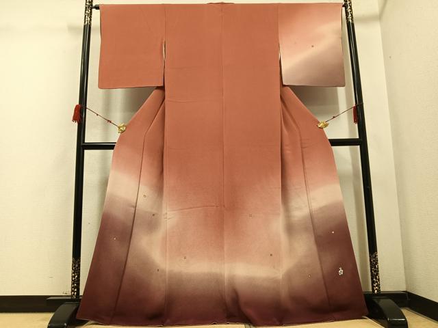 ■■■　サイズ　■■■ 身丈 165cm（肩から） 裄丈 64cm 袖丈 47cm　縫込み 4cm 袖幅 33.5cm 前幅 24cm 後幅 29cm 着物縫いこみ 内揚げ 0cm 裄 お袖側 約0cm　身頃側 約2cm ■■■　商品詳細　■■■ 【正絹・一つ紋】 状態は接写画像のように表地所々に薄い汚れがございます。 人形作家でもあり、着物においてもその優れた感性を 惜しみなくそそぎ 染め上げる鬼才、ホリヒロシ氏。 着物通の方には高級作家ブランドとして知れ渡っている作家さんでございます。 大変上質な逸品になりますのでぜひお手入れをされてお召しになられてはいかがでしょうか。 お安く出品致しますので、是非この機会にいかがでしょうか？ ■■■　注意事項　■■■ ■モニター発色の具合により色合いが異なる場合がございます。 ■寸法は多少の誤差が生じる場合がございますのでご了承ください。 ■縫込みの長さが左右非対称の場合は短い部分を記載しております。 左右非対称であってもご返品・お値引き等の保証は出来かねますので、ご了承の上ご購入をお願い致します。 ■シミ等のチェックには注意を払っておりますが、見落としがある場合もございますし、個人の見解も様々ですので神経質な方のご購入はお控えください。 ■箪笥に入っておりました着物や帯なので畳みシワや匂いがあるものもございます。 ■お休みは基本的に土日祝となりますが、その他臨時でお休みする場合がございますのでご了承ください。 ■商品の発送は平日のみの発送となります。 ■夜間と土曜、日曜日はお問い合わせの回答が遅れる場合がございます。 ■当店では、お直し、紋入れ、お手入れ等は承っておりません。 ■生地の状態（ヤケ、経年劣化等）によってはサイズ直しが出来ない場合がございます。 その点もどうかご了承のうえ、ご購入をお願いいたします。 ■弊社で取り扱う商品は一点ものにつき、時期や在庫状況に応じて金額が変更となる場合がございます。 ■検針は行っておりません。予めご了承いただきますようお願いいたします。 ■【洗える着物】と記載のある商品におきましては、商品お届け後に洗濯を行ってしまってからのご返品にはご対応しかねます。 念の為、専門店でのお手入れをお願いいたします。 ■着物のサイズ目安は下記を参考ください↓ ＜女性着物＞　お端折り次第で＋5?　−10?が着用可能サイズ 　例）身丈170?の場合、身長160?〜175? ＜男性着物＞　身丈＋約25?〜27?程が適応身長 　例）身丈155?の場合、身長180〜182?