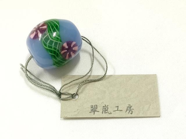 ■■■　サイズ　■■■ 蜻蛉玉　　1.8×1.7cm 穴径　　　3mm ■■■　商品詳細　■■■ 状態は特に目立ったシミ汚れなどもなく大変良い状態です。 大変上質な逸品になります。 お安く出品致しますので、是非この機会にいかがでしょうか？ ■■■　注意事項　■■■ ■モニター発色の具合により色合いが異なる場合がございます。 ■寸法は多少の誤差が生じる場合がございますのでご了承ください。 ■縫込みの長さが左右非対称の場合は短い部分を記載しております。 左右非対称であってもご返品・お値引き等の保証は出来かねますので、ご了承の上ご購入をお願い致します。 ■シミ等のチェックには注意を払っておりますが、見落としがある場合もございますし、個人の見解も様々ですので神経質な方のご購入はお控えください。 ■箪笥に入っておりました着物や帯なので畳みシワや匂いがあるものもございます。 ■お休みは基本的に土日祝となりますが、その他臨時でお休みする場合がございますのでご了承ください。 ■商品の発送は平日のみの発送となります。 ■夜間と土曜、日曜日はお問い合わせの回答が遅れる場合がございます。 ■当店では、お直し、紋入れ、お手入れ等は承っておりません。 ■生地の状態（ヤケ、経年劣化等）によってはサイズ直しが出来ない場合がございます。 その点もどうかご了承のうえ、ご購入をお願いいたします。 ■弊社で取り扱う商品は一点ものにつき、時期や在庫状況に応じて金額が変更となる場合がございます。 ■検針は行っておりません。予めご了承いただきますようお願いいたします。 ■【洗える着物】と記載のある商品におきましては、商品お届け後に洗濯を行ってしまってからのご返品にはご対応しかねます。 念の為、専門店でのお手入れをお願いいたします。 ■写真に写っている物が全てになります。それ以外の付属品はございませんのでご了承ください。 ■状態に関する写真につきましては、掲載可能な写真枚数に限りがあるため、各箇所につき1枚参考画像を掲載しております。 ■着物のサイズ目安は下記を参考ください↓ ＜女性着物＞　お端折り次第で＋5cm　−1cmが着用可能サイズ 　例）身丈170cmの場合、身長160cm〜175cm ＜男性着物＞　身丈＋約25cm〜27cm程が適応身長 　例）身丈155cmの場合、身長180〜182cm
