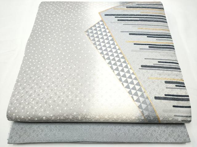 ■■■　サイズ　■■■ 長さ 456cm 幅 31cm程 ■■■　商品詳細　■■■ 【正絹】 状態は締めてはおりますが 特に目立ったシミ汚れなどもなく大変良い状態です。 大変上質な逸品になります。 お安く出品致しますので、是非この機会にいかがでしょうか？ ■■■　注意事項　■■■ ■モニター発色の具合により色合いが異なる場合がございます。 ■寸法は多少の誤差が生じる場合がございますのでご了承ください。 ■縫込みの長さが左右非対称の場合は短い部分を記載しております。 左右非対称であってもご返品・お値引き等の保証は出来かねますので、ご了承の上ご購入をお願い致します。 ■シミ等のチェックには注意を払っておりますが、見落としがある場合もございますし、個人の見解も様々ですので神経質な方のご購入はお控えください。 ■箪笥に入っておりました着物や帯なので畳みシワや匂いがあるものもございます。 ■お休みは基本的に土日祝となりますが、その他臨時でお休みする場合がございますのでご了承ください。 ■商品の発送は平日のみの発送となります。 ■夜間と土曜、日曜日はお問い合わせの回答が遅れる場合がございます。 ■当店では、お直し、紋入れ、お手入れ等は承っておりません。 ■生地の状態（ヤケ、経年劣化等）によってはサイズ直しが出来ない場合がございます。 その点もどうかご了承のうえ、ご購入をお願いいたします。 ■弊社で取り扱う商品は一点ものにつき、時期や在庫状況に応じて金額が変更となる場合がございます。 ■検針は行っておりません。予めご了承いただきますようお願いいたします。 ■【洗える着物】と記載のある商品におきましては、商品お届け後に洗濯を行ってしまってからのご返品にはご対応しかねます。 念の為、専門店でのお手入れをお願いいたします。 ■着物のサイズ目安は下記を参考ください↓ ＜女性着物＞　お端折り次第で＋5cm　−1cmが着用可能サイズ 　例）身丈170cmの場合、身長160cm〜175cm ＜男性着物＞　身丈＋約25cm〜27cm程が適応身長 　例）身丈155cmの場合、身長180〜182cm