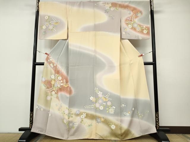 ■■■　サイズ　■■■ 身丈 163cm（肩から） 裄丈 69cm 袖丈 49cm　縫込み 4cm 袖幅 34cm 前幅 24cm 後幅 30cm 着物縫いこみ 内揚げ 4cm 裄 お袖側 約1cm　身頃側 約3cm ■■■　商品詳細　■■■ 【正絹】 状態は接写画像のように表地所々・衿山・両袖口・胴裏・八掛に薄い汚れがございます。 大変上質な逸品になりますのでぜひお手入れをされてお召しになられてはいかがでしょうか。 お安く出品致しますので、是非この機会にいかがでしょうか？ ■■■　注意事項　■■■ ■モニター発色の具合により色合いが異なる場合がございます。 ■寸法は多少の誤差が生じる場合がございますのでご了承ください。 ■縫込みの長さが左右非対称の場合は短い部分を記載しております。 左右非対称であってもご返品・お値引き等の保証は出来かねますので、ご了承の上ご購入をお願い致します。 ■シミ等のチェックには注意を払っておりますが、見落としがある場合もございますし、個人の見解も様々ですので神経質な方のご購入はお控えください。 ■箪笥に入っておりました着物や帯なので畳みシワや匂いがあるものもございます。 ■お休みは基本的に土日祝となりますが、その他臨時でお休みする場合がございますのでご了承ください。 ■商品の発送は平日のみの発送となります。 ■夜間と土曜、日曜日はお問い合わせの回答が遅れる場合がございます。 ■当店では、お直し、紋入れ、お手入れ等は承っておりません。 ■生地の状態（ヤケ、経年劣化等）によってはサイズ直しが出来ない場合がございます。 その点もどうかご了承のうえ、ご購入をお願いいたします。 ■弊社で取り扱う商品は一点ものにつき、時期や在庫状況に応じて金額が変更となる場合がございます。 ■検針は行っておりません。予めご了承いただきますようお願いいたします。 ■【洗える着物】と記載のある商品におきましては、商品お届け後に洗濯を行ってしまってからのご返品にはご対応しかねます。 念の為、専門店でのお手入れをお願いいたします。 ■写真に写っている物が全てになります。それ以外の付属品はございませんのでご了承ください。 ■状態に関する写真につきましては、掲載可能な写真枚数に限りがあるため、各箇所につき1枚参考画像を掲載しております。 ■着物のサイズ目安は下記を参考ください↓ ＜女性着物＞　お端折り次第で＋5cm　－1cmが着用可能サイズ 　例）身丈170cmの場合、身長160cm～175cm ＜男性着物＞　身丈＋約25cm～27cm程が適応身長 　例）身丈155cmの場合、身長180～182cm