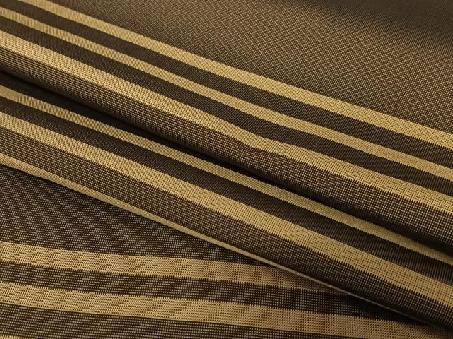 ■■■　サイズ　■■■ 身丈 163.5cm（肩から） 裄丈 68cm 袖丈 49.5cm　縫込み 4cm 袖幅 34cm 前幅 24.5cm 後幅 30cm 着物縫いこみ 内揚げ 0cm 裄 お袖側 約2cm　身頃側 約1.5cm ■■■　商品詳細　■■■ 【正絹】 状態は接写画像のように後身頃・衿山に薄い汚れがございますが その他特に目立ったシミ汚れなどもなく大変良い状態です。 大変上質な逸品になります。 お安く出品致しますので、是非この機会にいかがでしょうか？ ※若干着用シワがございます。 ■■■　注意事項　■■■ ■モニター発色の具合により色合いが異なる場合がございます。 ■寸法は多少の誤差が生じる場合がございますのでご了承ください。 ■シミ等のチェックには注意を払っておりますが、見落としがある場合もございますし、個人の見解も様々ですので神経質な方のご購入はお控えください。 ■箪笥に入っておりました着物や帯なので畳みシワや匂いがあるものもございます。 ■お休みは基本的に土日祝となりますが、その他臨時でお休みする場合がございますのでご了承ください。 ■商品の発送は平日のみの発送となります。 ■夜間と土曜、日曜日はお問い合わせの回答が遅れる場合がございます。 ■当店では、お直し、紋入れ、お手入れ等は承っておりません。 ■生地の状態（ヤケ、経年劣化等）によってはサイズ直しが出来ない場合がございます。 その点もどうかご了承のうえ、ご購入をお願いいたします。 ■着物のサイズ目安は下記を参考ください↓ ＜女性着物＞　身長-10cm+5cmが着用可能サイズ(お端折り次第) 　例）身長160cmの方→着物身丈150cm〜165cm ＜男性着物＞　身長-27cm ±5cmが着用可能サイズ 　例）身長170cmの方→着物身丈138cm〜148cm