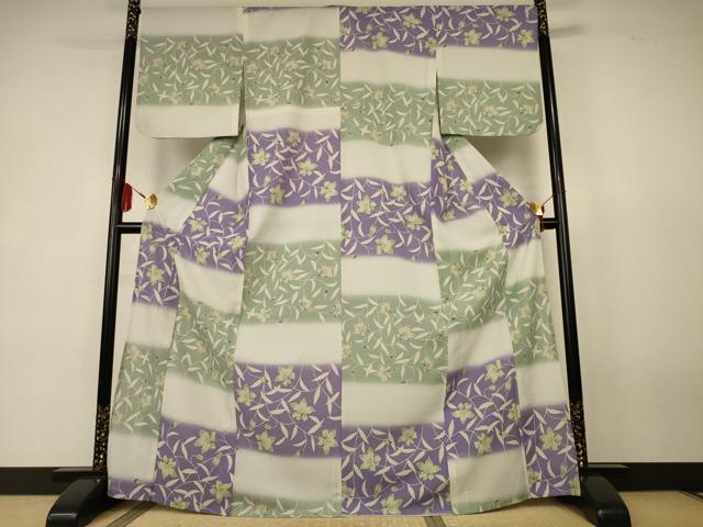 ■■■　サイズ　■■■ 身丈 167.5cm（肩から） 裄丈 67.5cm 袖丈 49cm　縫込み 3cm 袖幅 34.5cm 前幅 24cm 後幅 30.5cm 着物縫いこみ 内揚げ 0cm 裄 お袖側 約2cm　身頃側 約2cm ■■■　商品詳細　■■■ 【化繊】 状態は接写画像のように後身頃・背伏せに薄い汚れがございますが その他特に目立ったシミ汚れなどもなく大変良い状態です。 お安く出品致しますので、是非この機会にいかがでしょうか？ ■■■　注意事項　■■■ ■モニター発色の具合により色合いが異なる場合がございます。 ■寸法は多少の誤差が生じる場合がございますのでご了承ください。 ■縫込みの長さが左右非対称の場合は短い部分を記載しております。 左右非対称であってもご返品・お値引き等の保証は出来かねますので、ご了承の上ご購入をお願い致します。 ■シミ等のチェックには注意を払っておりますが、見落としがある場合もございますし、個人の見解も様々ですので神経質な方のご購入はお控えください。 ■箪笥に入っておりました着物や帯なので畳みシワや匂いがあるものもございます。 ■お休みは基本的に土日祝となりますが、その他臨時でお休みする場合がございますのでご了承ください。 ■商品の発送は平日のみの発送となります。 ■夜間と土曜、日曜日はお問い合わせの回答が遅れる場合がございます。 ■当店では、お直し、紋入れ、お手入れ等は承っておりません。 ■生地の状態（ヤケ、経年劣化等）によってはサイズ直しが出来ない場合がございます。 その点もどうかご了承のうえ、ご購入をお願いいたします。 ■弊社で取り扱う商品は一点ものにつき、時期や在庫状況に応じて金額が変更となる場合がございます。 ■検針は行っておりません。予めご了承いただきますようお願いいたします。 ■【洗える着物】と記載のある商品におきましては、商品お届け後に洗濯を行ってしまってからのご返品にはご対応しかねます。 念の為、専門店でのお手入れをお願いいたします。 ■写真に写っている物が全てになります。それ以外の付属品はございませんのでご了承ください。 ■状態に関する写真につきましては、掲載可能な写真枚数に限りがあるため、各箇所につき1枚参考画像を掲載しております。 ■着物のサイズ目安は下記を参考ください↓ ＜女性着物＞　お端折り次第で＋5cm　－1cmが着用可能サイズ 　例）身丈170cmの場合、身長160cm～175cm ＜男性着物＞　身丈＋約25cm～27cm程が適応身長 　例）身丈155cmの場合、身長180～182cm