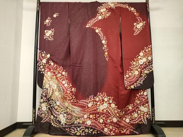 ■■■　サイズ　■■■ 身丈 168cm（肩から） 裄丈 71cm 袖丈 111cm　縫込み 8cm 袖幅 36cm 前幅 25cm 後幅 30cm 着物縫いこみ 内揚げ 7cm 裄 お袖側 約1cm　身頃側 約1cm ■■■　商品詳細　■■■ 【正絹】 状態は特に目立ったシミ汚れなどもなく大変良い状態です。 「翠山」とはさかのぼること120年前、 越後十日町の一流染匠「桐屋(とうや)」、 四代前の田村久平が使用していた「雅号」です。 桐屋の五代目久平が明治時代に工房を開く際、 この十日町地方の山々の翠濃く、 水清くして美しい景観から雅号を「翠山」とし、 創作の場を「翠山工房」と命名しました。 長年辻が花のみを研究し、その美しさを高めることに専念、 独特の色彩美に、艶やかかつ華やぎあふれる「翠山工房辻が花」が誕生致しました。 「桐屋」は現当主の田村憲一で九代目を数え、長い歴史がございます。 明治の頃から麻織物から絹織物、昭和に入り織物から染めへと転換し、 昭和50年代に「辻が花」に出会い、30年以上にわたり「辻が花」を創作し続けています。 デザイン・染め・絞り等の全行程は産地内で行い、 辻が花に魅せられた職人達が手仕事にこだわって丹精を込めて制作しております。 辻が花は室町中期から江戸時代にかけて流行した絵模様染めです。 現在残されている遺品の中には、 その時代の武将・上層階級(上杉謙信・豊臣秀吉・徳川家康や各夫人)の人々の 小袖・胴服が保存され伝わっております。 武将達はファッションの先端をゆく斬新で目立つ辻が花を好んだそうです。 また、当時は染物と言えば辻が花と言われるほど流行し、一般的な物でした。 「辻ヶ花」を構成するのは、絞りと墨絵。 絞り染は、昔ながらの方法－桶だし絞りや小帽子で模様を描き出します。 小帽子は和紙と竹の皮とを糸で括り、 桶だし絞りは桶の中に染めたくない部分を入れ込み蓋できつく絞り、 染料に浸し染めます。 ひとつひとつ気の遠くなるような作業を繰り返すことで染模様が浮かび上がります。 その絞りの合間に墨絵が描かれます。 墨絵には室町桃山という乱世を生きた人々の “祈り”や“願い”が込められているといいます。 先々まで美しく延び咲く藤の花には「子孫繁栄」の意味が込められております。 大変上質な逸品になります。 お安く出品致しますので、是非この機会にいかがでしょうか？ ■■■　注意事項　■■■ ■モニター発色の具合により色合いが異なる場合がございます。 ■寸法は多少の誤差が生じる場合がございますのでご了承ください。 ■縫込みの長さが左右非対称の場合は短い部分を記載しております。 左右非対称であってもご返品・お値引き等の保証は出来かねますので、ご了承の上ご購入をお願い致します。 ■シミ等のチェックには注意を払っておりますが、見落としがある場合もございますし、個人の見解も様々ですので神経質な方のご購入はお控えください。 ■箪笥に入っておりました着物や帯なので畳みシワや匂いがあるものもございます。 ■お休みは基本的に土日祝となりますが、その他臨時でお休みする場合がございますのでご了承ください。 ■商品の発送は平日のみの発送となります。 ■夜間と土曜、日曜日はお問い合わせの回答が遅れる場合がございます。 ■当店では、お直し、紋入れ、お手入れ等は承っておりません。 ■生地の状態（ヤケ、経年劣化等）によってはサイズ直しが出来ない場合がございます。 その点もどうかご了承のうえ、ご購入をお願いいたします。 ■弊社で取り扱う商品は一点ものにつき、時期や在庫状況に応じて金額が変更となる場合がございます。 ■検針は行っておりません。予めご了承いただきますようお願いいたします。 ■【洗える着物】と記載のある商品におきましては、商品お届け後に洗濯を行ってしまってからのご返品にはご対応しかねます。 念の為、専門店でのお手入れをお願いいたします。 ■写真に写っている物が全てになります。それ以外の付属品はございませんのでご了承ください。 ■状態に関する写真につきましては、掲載可能な写真枚数に限りがあるため、各箇所につき1枚参考画像を掲載しております。 ■着物のサイズ目安は下記を参考ください↓ ＜女性着物＞　お端折り次第で＋5cm　−1cmが着用可能サイズ 　例）身丈170cmの場合、身長160cm〜175cm ＜男性着物＞　身丈＋約25cm〜27cm程が適応身長 　例）身丈155cmの場合、身長180〜182cm