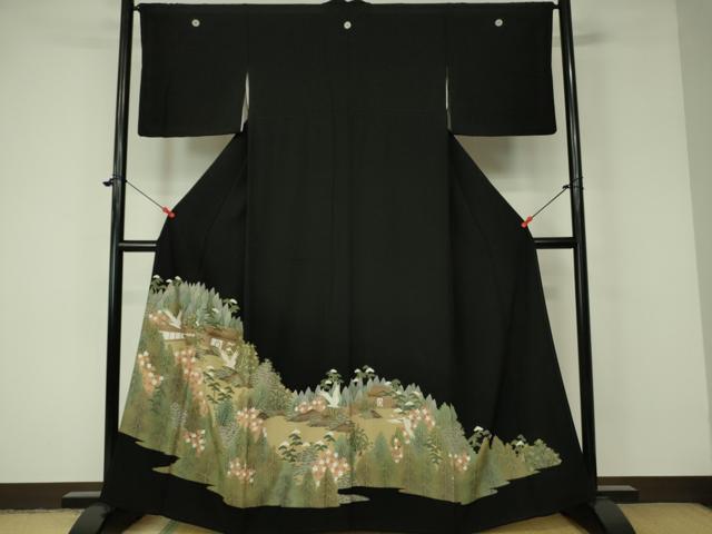 ■■■　サイズ　■■■ 身丈 163cm（肩から） 裄丈 65.5cm 袖丈 45cm　縫込み 5cm 袖幅 33.5cm 前幅 25.5cm 後幅 32cm 着物縫いこみ 内揚げ 5cm 裄 お袖側 約2.5cm　身頃側 約2cm ■■■　商品詳細　■■■ 【正絹・五つ紋・比翼仕立て】 状態は画像を添付しておりますので、そちらをご確認下さいますよう宜しくお願い致します。 大変上質な逸品になります。 お安く出品致しますので、是非この機会にいかがでしょうか？ ■■■　注意事項　■■■ ■モニター発色の具合により色合いが異なる場合がございます。 ■寸法は多少の誤差が生じる場合がございますのでご了承ください。 ■縫込みの長さが左右非対称の場合は短い部分を記載しております。 左右非対称であってもご返品・お値引き等の保証は出来かねますので、ご了承の上ご購入をお願い致します。 ■シミ等のチェックには注意を払っておりますが、見落としがある場合もございますし、個人の見解も様々ですので神経質な方のご購入はお控えください。 ■箪笥に入っておりました着物や帯なので畳みシワや匂いがあるものもございます。 ■お休みは基本的に土日祝となりますが、その他臨時でお休みする場合がございますのでご了承ください。 ■商品の発送は平日のみの発送となります。 ■夜間と土曜、日曜日はお問い合わせの回答が遅れる場合がございます。 ■当店では、お直し、紋入れ、お手入れ等は承っておりません。 ■生地の状態（ヤケ、経年劣化等）によってはサイズ直しが出来ない場合がございます。 その点もどうかご了承のうえ、ご購入をお願いいたします。 ■弊社で取り扱う商品は一点ものにつき、時期や在庫状況に応じて金額が変更となる場合がございます。 ■検針は行っておりません。予めご了承いただきますようお願いいたします。 ■【洗える着物】と記載のある商品におきましては、商品お届け後に洗濯を行ってしまってからのご返品にはご対応しかねます。 念の為、専門店でのお手入れをお願いいたします。 ■着物のサイズ目安は下記を参考ください↓ ＜女性着物＞　お端折り次第で＋5cm　−1cmが着用可能サイズ 　例）身丈170cmの場合、身長160cm〜175cm ＜男性着物＞　身丈＋約25cm〜27cm程が適応身長 　例）身丈155cmの場合、身長180〜182cm