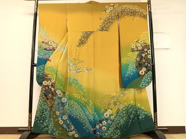 ■■■　サイズ　■■■ 身丈 162cm（肩から） 裄丈 67cm 袖丈 106.5cm　縫込み 8cm 袖幅 34.5cm 前幅 24cm 後幅 30cm 着物縫いこみ 内揚げ 11cm 裄 お袖側 約1cm　身頃側 約4cm ■■■　商品詳細　■■■ 【正絹】 状態は特に目立ったシミ汚れなどもなく大変良い状態です。 大変上質な逸品になります。 お安く出品致しますので、是非この機会にいかがでしょうか？ ■■■　注意事項　■■■ ■モニター発色の具合により色合いが異なる場合がございます。 ■寸法は多少の誤差が生じる場合がございますのでご了承ください。 ■縫込みの長さが左右非対称の場合は短い部分を記載しております。 左右非対称であってもご返品・お値引き等の保証は出来かねますので、ご了承の上ご購入をお願い致します。 ■シミ等のチェックには注意を払っておりますが、見落としがある場合もございますし、個人の見解も様々ですので神経質な方のご購入はお控えください。 ■箪笥に入っておりました着物や帯なので畳みシワや匂いがあるものもございます。 ■お休みは基本的に土日祝となりますが、その他臨時でお休みする場合がございますのでご了承ください。 ■商品の発送は平日のみの発送となります。 ■夜間と土曜、日曜日はお問い合わせの回答が遅れる場合がございます。 ■当店では、お直し、紋入れ、お手入れ等は承っておりません。 ■生地の状態（ヤケ、経年劣化等）によってはサイズ直しが出来ない場合がございます。 その点もどうかご了承のうえ、ご購入をお願いいたします。 ■弊社で取り扱う商品は一点ものにつき、時期や在庫状況に応じて金額が変更となる場合がございます。 ■検針は行っておりません。予めご了承いただきますようお願いいたします。 ■【洗える着物】と記載のある商品におきましては、商品お届け後に洗濯を行ってしまってからのご返品にはご対応しかねます。 念の為、専門店でのお手入れをお願いいたします。 ■着物のサイズ目安は下記を参考ください↓ ＜女性着物＞　お端折り次第で＋5cm　−1cmが着用可能サイズ 　例）身丈170cmの場合、身長160cm〜175cm ＜男性着物＞　身丈＋約25cm〜27cm程が適応身長 　例）身丈155cmの場合、身長180〜182cm
