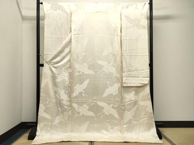 ■■■　サイズ　■■■ 身丈 184.5cm（肩から） 裄丈 64.5cm 袖丈 104.5cm　縫込み 6cm 袖幅 33cm 前幅 24.5cm 後幅 30cm 着物縫いこみ 内揚げ 0cm 裄 お袖側 約3cm　身頃側 約2.5cm ■■■　商品詳細　■■■ 【正絹・比翼仕立て】 状態は接写画像のように上前・袖口内側・衿山に薄い汚れ、胴裏・衿裏にホックシミがございますが その他特に目立ったシミ汚れなどもなく大変良い状態です。 大変上質な逸品になります。 お安く出品致しますので、是非この機会にいかがでしょうか？ ■■■　注意事項　■■■ ■モニター発色の具合により色合いが異なる場合がございます。 ■寸法は多少の誤差が生じる場合がございますのでご了承ください。 ■縫込みの長さが左右非対称の場合は短い部分を記載しております。 左右非対称であってもご返品・お値引き等の保証は出来かねますので、ご了承の上ご購入をお願い致します。 ■シミ等のチェックには注意を払っておりますが、見落としがある場合もございますし、個人の見解も様々ですので神経質な方のご購入はお控えください。 ■箪笥に入っておりました着物や帯なので畳みシワや匂いがあるものもございます。 ■お休みは基本的に土日祝となりますが、その他臨時でお休みする場合がございますのでご了承ください。 ■商品の発送は平日のみの発送となります。 ■夜間と土曜、日曜日はお問い合わせの回答が遅れる場合がございます。 ■当店では、お直し、紋入れ、お手入れ等は承っておりません。 ■生地の状態（ヤケ、経年劣化等）によってはサイズ直しが出来ない場合がございます。 その点もどうかご了承のうえ、ご購入をお願いいたします。 ■弊社で取り扱う商品は一点ものにつき、時期や在庫状況に応じて金額が変更となる場合がございます。 ■検針は行っておりません。予めご了承いただきますようお願いいたします。 ■【洗える着物】と記載のある商品におきましては、商品お届け後に洗濯を行ってしまってからのご返品にはご対応しかねます。 念の為、専門店でのお手入れをお願いいたします。 ■写真に写っている物が全てになります。それ以外の付属品はございませんのでご了承ください。 ■状態に関する写真につきましては、掲載可能な写真枚数に限りがあるため、各箇所につき1枚参考画像を掲載しております。 ■着物のサイズ目安は下記を参考ください↓ ＜女性着物＞　お端折り次第で＋5cm　−1cmが着用可能サイズ 　例）身丈170cmの場合、身長160cm〜175cm ＜男性着物＞　身丈＋約25cm〜27cm程が適応身長 　例）身丈155cmの場合、身長180〜182cm