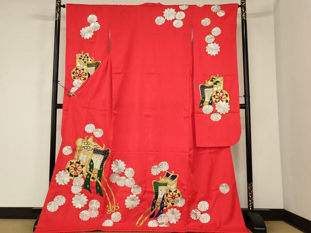 ■■■　サイズ　■■■ 身丈 176.5cm（肩から） 裄丈 64cm 袖丈 107cm　縫込み 3cm 袖幅 31.5cm 前幅 23.5cm 後幅 29.5cm 着物縫いこみ 内揚げ 0cm 裄 お袖側 約1cm　身頃側 約3cm ■■■　商品詳細　■■■ 【正絹・ふき綿仕立て・比翼仕立て】 状態は接写画像のように後身頃・衿山に薄い汚れ、右袖後・下前に汚れがございますが その他特に目立ったシミ汚れなどもなく大変良い状態です。 大変上質な逸品になります。 お安く出品致しますので、是非この機会にいかがでしょうか？ ■■■　注意事項　■■■ ■モニター発色の具合により色合いが異なる場合がございます。 ■寸法は多少の誤差が生じる場合がございますのでご了承ください。 ■縫込みの長さが左右非対称の場合は短い部分を記載しております。 左右非対称であってもご返品・お値引き等の保証は出来かねますので、ご了承の上ご購入をお願い致します。 ■シミ等のチェックには注意を払っておりますが、見落としがある場合もございますし、個人の見解も様々ですので神経質な方のご購入はお控えください。 ■箪笥に入っておりました着物や帯なので畳みシワや匂いがあるものもございます。 ■お休みは基本的に土日祝となりますが、その他臨時でお休みする場合がございますのでご了承ください。 ■商品の発送は平日のみの発送となります。 ■夜間と土曜、日曜日はお問い合わせの回答が遅れる場合がございます。 ■当店では、お直し、紋入れ、お手入れ等は承っておりません。 ■生地の状態（ヤケ、経年劣化等）によってはサイズ直しが出来ない場合がございます。 その点もどうかご了承のうえ、ご購入をお願いいたします。 ■弊社で取り扱う商品は一点ものにつき、時期や在庫状況に応じて金額が変更となる場合がございます。 ■検針は行っておりません。予めご了承いただきますようお願いいたします。 ■【洗える着物】と記載のある商品におきましては、商品お届け後に洗濯を行ってしまってからのご返品にはご対応しかねます。 念の為、専門店でのお手入れをお願いいたします。 ■着物のサイズ目安は下記を参考ください↓ ＜女性着物＞　お端折り次第で＋5?　−10?が着用可能サイズ 　例）身丈170?の場合、身長160?〜175? ＜男性着物＞　身丈＋約25?〜27?程が適応身長 　例）身丈155?の場合、身長180〜182?