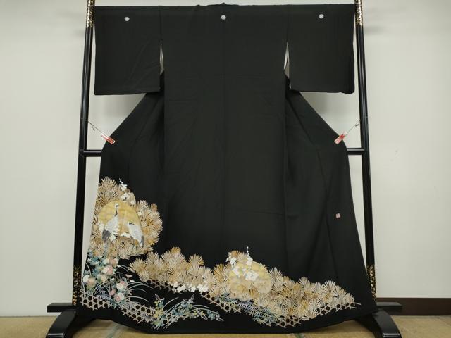 ■■■　サイズ　■■■ 身丈 165.5cm（肩から） 裄丈 68.5cm 袖丈 49cm　縫込み 7cm 袖幅 34.5cm 前幅 25cm 後幅 30cm 着物縫いこみ 内揚げ 1cm 裄 お袖側 約1.5cm　身頃側 約2cm ■■■　商品詳細　■■■ 【正絹・五つ紋・比翼仕立て】 状態は接写画像のように両袖口に薄い汚れがございますが その他特に目立ったシミ汚れなどもなく大変良い状態です。 大変上質な逸品になります。 お安く出品致しますので、是非この機会にいかがでしょうか？ ■■■　注意事項　■■■ ■モニター発色の具合により色合いが異なる場合がございます。 ■寸法は多少の誤差が生じる場合がございますのでご了承ください。 ■シミ等のチェックには注意を払っておりますが、見落としがある場合もございますし、個人の見解も様々ですので神経質な方のご購入はお控えください。 ■箪笥に入っておりました着物や帯なので畳みシワや匂いがあるものもございます。 ■お休みは基本的に土日祝となりますが、その他臨時でお休みする場合がございますのでご了承ください。 ■商品の発送は平日のみの発送となります。 ■夜間と土曜、日曜日はお問い合わせの回答が遅れる場合がございます。 ■当店では、お直し、紋入れ、お手入れ等は承っておりません。 ■生地の状態（ヤケ、経年劣化等）によってはサイズ直しが出来ない場合がございます。 その点もどうかご了承のうえ、ご購入をお願いいたします。 ■着物のサイズ目安は下記を参考ください↓ ＜女性着物＞　身長-10cm+5cmが着用可能サイズ(お端折り次第) 　例）身長160cmの方→着物身丈150cm〜165cm ＜男性着物＞　身長-27cm ±5cmが着用可能サイズ 　例）身長170cmの方→着物身丈138cm〜148cm