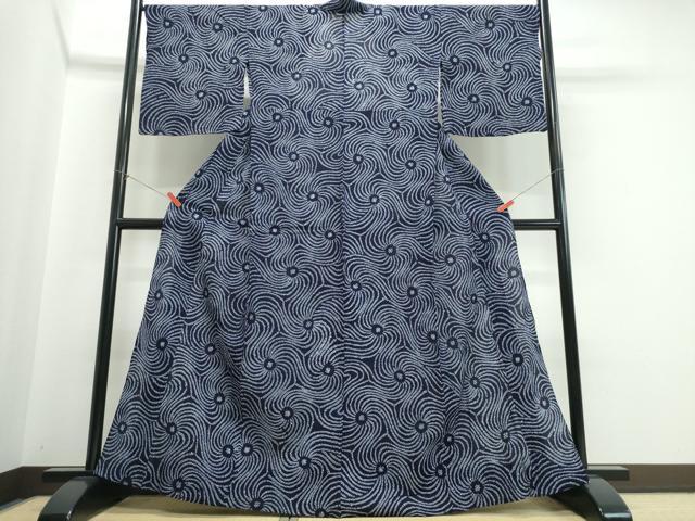 ■■■　サイズ　■■■ 身丈 164cm（肩から） 裄丈 70cm 袖丈 48cm　縫込み 3cm 袖幅 35.5cm 前幅 26cm 後幅 32cm 着物縫いこみ 内揚げ 2.5cm 裄 お袖側 約2cm　身頃側 約0cm ■■■　商品詳細　■■■ 【綿】 状態は特に目立ったシミ汚れなどもなく大変良い状態です。 人気の高い“有松鳴海絞り”の浴衣でございます。 “鳴海絞り”ならではの表情を生み出す立体感と 淡いぼかしで息を吹き込まれ、 今にも動き出しそうな迫力を放っております。 夏祭りや花火大会、これから増えるイベントに連れ立って、 より夏をお楽しみ下さいませ。 大変上質な逸品になります。 お安く出品致しますので、是非この機会にいかがでしょうか？ ■■■　注意事項　■■■ ■モニター発色の具合により色合いが異なる場合がございます。 ■寸法は多少の誤差が生じる場合がございますのでご了承ください。 ■縫込みの長さが左右非対称の場合は短い部分を記載しております。 左右非対称であってもご返品・お値引き等の保証は出来かねますので、ご了承の上ご購入をお願い致します。 ■シミ等のチェックには注意を払っておりますが、見落としがある場合もございますし、個人の見解も様々ですので神経質な方のご購入はお控えください。 ■箪笥に入っておりました着物や帯なので畳みシワや匂いがあるものもございます。 ■お休みは基本的に土日祝となりますが、その他臨時でお休みする場合がございますのでご了承ください。 ■商品の発送は平日のみの発送となります。 ■夜間と土曜、日曜日はお問い合わせの回答が遅れる場合がございます。 ■当店では、お直し、紋入れ、お手入れ等は承っておりません。 ■生地の状態（ヤケ、経年劣化等）によってはサイズ直しが出来ない場合がございます。 その点もどうかご了承のうえ、ご購入をお願いいたします。 ■弊社で取り扱う商品は一点ものにつき、時期や在庫状況に応じて金額が変更となる場合がございます。 ■検針は行っておりません。予めご了承いただきますようお願いいたします。 ■【洗える着物】と記載のある商品におきましては、商品お届け後に洗濯を行ってしまってからのご返品にはご対応しかねます。 念の為、専門店でのお手入れをお願いいたします。 ■写真に写っている物が全てになります。それ以外の付属品はございませんのでご了承ください。 ■状態に関する写真につきましては、掲載可能な写真枚数に限りがあるため、各箇所につき1枚参考画像を掲載しております。 ■着物のサイズ目安は下記を参考ください↓ ＜女性着物＞　お端折り次第で＋5cm　−1cmが着用可能サイズ 　例）身丈170cmの場合、身長160cm〜175cm ＜男性着物＞　身丈＋約25cm〜27cm程が適応身長 　例）身丈155cmの場合、身長180〜182cm