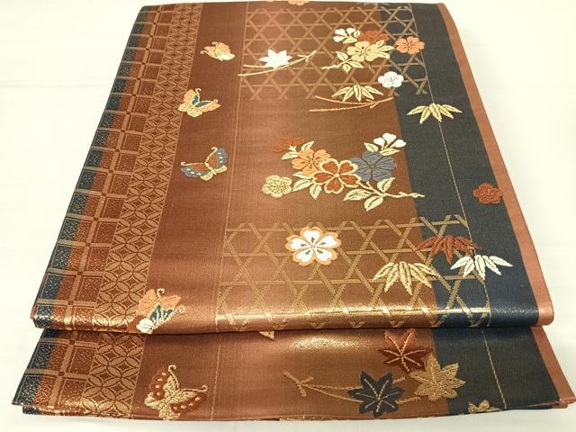 ■■■　サイズ　■■■ 長さ 424cm 幅 31cm程 ■■■　商品詳細　■■■ 【正絹・芯なし】 詳細に関しましては、画像をご確認ください。 大変上質な逸品になります。 お安く出品致しますので、是非この機会にいかがでしょうか？ ■■■　注意事項　■■■ ■モニター発色の具合により色合いが異なる場合がございます。 ■寸法は多少の誤差が生じる場合がございますのでご了承ください。 ■縫込みの長さが左右非対称の場合は短い部分を記載しております。 左右非対称であってもご返品・お値引き等の保証は出来かねますので、ご了承の上ご購入をお願い致します。 ■シミ等のチェックには注意を払っておりますが、見落としがある場合もございますし、個人の見解も様々ですので神経質な方のご購入はお控えください。 ■箪笥に入っておりました着物や帯なので畳みシワや匂いがあるものもございます。 ■お休みは基本的に土日祝となりますが、その他臨時でお休みする場合がございますのでご了承ください。 ■商品の発送は平日のみの発送となります。 ■夜間と土曜、日曜日はお問い合わせの回答が遅れる場合がございます。 ■当店では、お直し、紋入れ、お手入れ等は承っておりません。 ■生地の状態（ヤケ、経年劣化等）によってはサイズ直しが出来ない場合がございます。 その点もどうかご了承のうえ、ご購入をお願いいたします。 ■弊社で取り扱う商品は一点ものにつき、時期や在庫状況に応じて金額が変更となる場合がございます。 ■検針は行っておりません。予めご了承いただきますようお願いいたします。 ■【洗える着物】と記載のある商品におきましては、商品お届け後に洗濯を行ってしまってからのご返品にはご対応しかねます。 念の為、専門店でのお手入れをお願いいたします。 ■着物のサイズ目安は下記を参考ください↓ ＜女性着物＞　お端折り次第で＋5cm　−1cmが着用可能サイズ 　例）身丈170cmの場合、身長160cm〜175cm ＜男性着物＞　身丈＋約25cm〜27cm程が適応身長 　例）身丈155cmの場合、身長180〜182cm