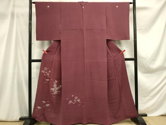 ■■■　サイズ　■■■ 身丈 162cm（肩から） 裄丈 64cm 袖丈 52cm　縫込み 2cm 袖幅 33.5cm 前幅 29cm 後幅 32cm 着物縫いこみ 内揚げ 3cm 裄 お袖側 約1cm　身頃側 約1cm ■■■　商品詳細　■■■ 【正絹・三つ紋】 状態は画像を添付しておりますので、そちらをご確認下さいますよう宜しくお願い致します。 大変上質な逸品になります。 お安く出品致しますので、是非この機会にいかがでしょうか？ ■■■　注意事項　■■■ ■モニター発色の具合により色合いが異なる場合がございます。 ■寸法は多少の誤差が生じる場合がございますのでご了承ください。 ■縫込みの長さが左右非対称の場合は短い部分を記載しております。 左右非対称であってもご返品・お値引き等の保証は出来かねますので、ご了承の上ご購入をお願い致します。 ■シミ等のチェックには注意を払っておりますが、見落としがある場合もございますし、個人の見解も様々ですので神経質な方のご購入はお控えください。 ■箪笥に入っておりました着物や帯なので畳みシワや匂いがあるものもございます。 ■お休みは基本的に土日祝となりますが、その他臨時でお休みする場合がございますのでご了承ください。 ■商品の発送は平日のみの発送となります。 ■夜間と土曜、日曜日はお問い合わせの回答が遅れる場合がございます。 ■当店では、お直し、紋入れ、お手入れ等は承っておりません。 ■生地の状態（ヤケ、経年劣化等）によってはサイズ直しが出来ない場合がございます。 その点もどうかご了承のうえ、ご購入をお願いいたします。 ■弊社で取り扱う商品は一点ものにつき、時期や在庫状況に応じて金額が変更となる場合がございます。 ■検針は行っておりません。予めご了承いただきますようお願いいたします。 ■【洗える着物】と記載のある商品におきましては、商品お届け後に洗濯を行ってしまってからのご返品にはご対応しかねます。 念の為、専門店でのお手入れをお願いいたします。 ■着物のサイズ目安は下記を参考ください↓ ＜女性着物＞　お端折り次第で＋5cm　−1cmが着用可能サイズ 　例）身丈170cmの場合、身長160cm〜175cm ＜男性着物＞　身丈＋約25cm〜27cm程が適応身長 　例）身丈155cmの場合、身長180〜182cm