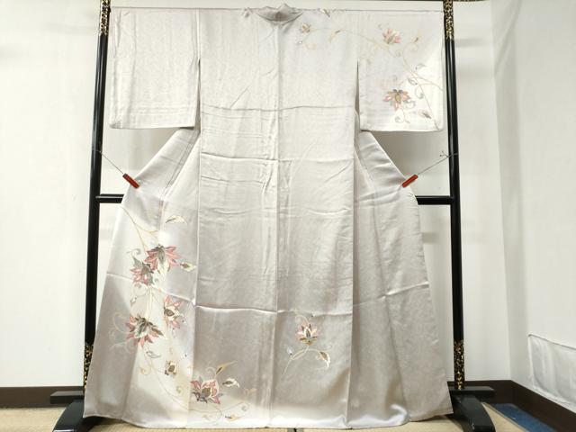 ■■■　サイズ　■■■ 身丈 168cm（肩から） 裄丈 68.5cm 袖丈 51cm　縫込み 4cm 袖幅 36cm 前幅 25cm 後幅 31cm 着物縫いこみ 内揚げ 0cm 裄 お袖側 約2cm　身頃側 約2cm ■■■　商品詳細　■■■ 【正絹】 状態は接写画像のように衿山に薄い汚れがございますが その他特に目立ったシミ汚れなどもなく大変良い状態です。 大変上質な逸品になります。 お安く出品致しますので、是非この機会にいかがでしょうか？ ■■■　注意事項　■■■ ■モニター発色の具合により色合いが異なる場合がございます。 ■寸法は多少の誤差が生じる場合がございますのでご了承ください。 ■縫込みの長さが左右非対称の場合は短い部分を記載しております。 左右非対称であってもご返品・お値引き等の保証は出来かねますので、ご了承の上ご購入をお願い致します。 ■シミ等のチェックには注意を払っておりますが、見落としがある場合もございますし、個人の見解も様々ですので神経質な方のご購入はお控えください。 ■箪笥に入っておりました着物や帯なので畳みシワや匂いがあるものもございます。 ■お休みは基本的に土日祝となりますが、その他臨時でお休みする場合がございますのでご了承ください。 ■商品の発送は平日のみの発送となります。 ■夜間と土曜、日曜日はお問い合わせの回答が遅れる場合がございます。 ■当店では、お直し、紋入れ、お手入れ等は承っておりません。 ■生地の状態（ヤケ、経年劣化等）によってはサイズ直しが出来ない場合がございます。 その点もどうかご了承のうえ、ご購入をお願いいたします。 ■弊社で取り扱う商品は一点ものにつき、時期や在庫状況に応じて金額が変更となる場合がございます。 ■検針は行っておりません。予めご了承いただきますようお願いいたします。 ■【洗える着物】と記載のある商品におきましては、商品お届け後に洗濯を行ってしまってからのご返品にはご対応しかねます。 念の為、専門店でのお手入れをお願いいたします。 ■着物のサイズ目安は下記を参考ください↓ ＜女性着物＞　お端折り次第で＋5?　−10?が着用可能サイズ 　例）身丈170?の場合、身長160?〜175? ＜男性着物＞　身丈＋約25?〜27?程が適応身長 　例）身丈155?の場合、身長180〜182?