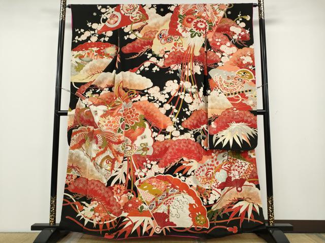 ■■■　サイズ　■■■ 身丈 161cm（肩から） 裄丈 63.5cm 袖丈 104.5cm　縫込み 3cm 袖幅 33cm 前幅 23cm 後幅 30cm 着物縫いこみ 内揚げ 0cm 裄 お袖側 約0cm　身頃側 約0cm ■■■　商品詳細　■■■ 【正絹・五つ紋】 状態は接写画像のように表地所々・衿山・衿裏・胴裏に薄い汚れがございます。 大変上質な逸品になります。 お安く出品致しますので、是非この機会にいかがでしょうか？ ※大正ロマンなレトロ品です。 和モダン・レトロ感をお楽しみください。 アンティークになりますので お品物の状態の感じ方には個人差がございます。 ご理解の上でのご入札をお願い致します。 ■■■　注意事項　■■■ ■モニター発色の具合により色合いが異なる場合がございます。 ■寸法は多少の誤差が生じる場合がございますのでご了承ください。 ■縫込みの長さが左右非対称の場合は短い部分を記載しております。 左右非対称であってもご返品・お値引き等の保証は出来かねますので、ご了承の上ご購入をお願い致します。 ■シミ等のチェックには注意を払っておりますが、見落としがある場合もございますし、個人の見解も様々ですので神経質な方のご購入はお控えください。 ■箪笥に入っておりました着物や帯なので畳みシワや匂いがあるものもございます。 ■お休みは基本的に土日祝となりますが、その他臨時でお休みする場合がございますのでご了承ください。 ■商品の発送は平日のみの発送となります。 ■夜間と土曜、日曜日はお問い合わせの回答が遅れる場合がございます。 ■当店では、お直し、紋入れ、お手入れ等は承っておりません。 ■生地の状態（ヤケ、経年劣化等）によってはサイズ直しが出来ない場合がございます。 その点もどうかご了承のうえ、ご購入をお願いいたします。 ■弊社で取り扱う商品は一点ものにつき、時期や在庫状況に応じて金額が変更となる場合がございます。 ■検針は行っておりません。予めご了承いただきますようお願いいたします。 ■【洗える着物】と記載のある商品におきましては、商品お届け後に洗濯を行ってしまってからのご返品にはご対応しかねます。 念の為、専門店でのお手入れをお願いいたします。 ■着物のサイズ目安は下記を参考ください↓ ＜女性着物＞　お端折り次第で＋5cm　−1cmが着用可能サイズ 　例）身丈170cmの場合、身長160cm〜175cm ＜男性着物＞　身丈＋約25cm〜27cm程が適応身長 　例）身丈155cmの場合、身長180〜182cm
