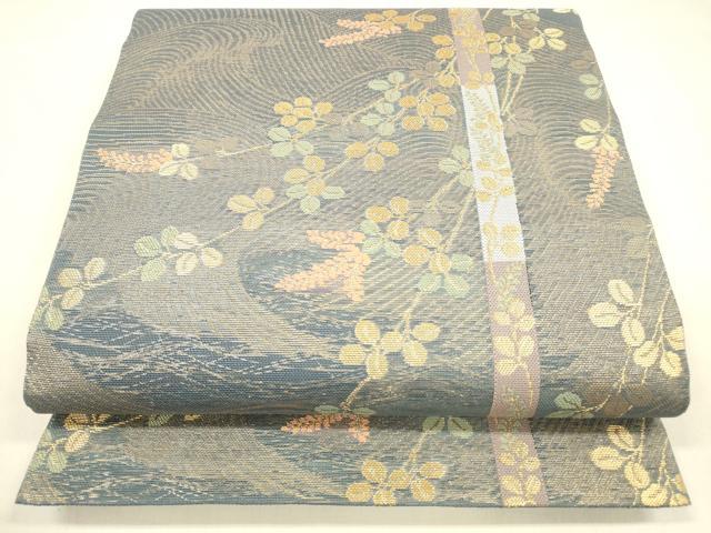 ■■■　サイズ　■■■ 長さ 438cm 幅 30.5cm程 ■■■　商品詳細　■■■ 【正絹】 状態は接写画像のように 柄止まり・裏地に若干の擦れがございますが その他特に目立ったシミ汚れなどもなく大変良い状態です。 着用時には見えない部分になるかと思いますので あまり気にならずお召になれるかと思います。 大変上質な逸品になります。 お安く出品致しますので、是非この機会にいかがでしょうか？ ■■■　注意事項　■■■ ■モニター発色の具合により色合いが異なる場合がございます。 ■寸法は多少の誤差が生じる場合がございますのでご了承ください。 ■縫込みの長さが左右非対称の場合は短い部分を記載しております。 左右非対称であってもご返品・お値引き等の保証は出来かねますので、ご了承の上ご購入をお願い致します。 ■シミ等のチェックには注意を払っておりますが、見落としがある場合もございますし、個人の見解も様々ですので神経質な方のご購入はお控えください。 ■箪笥に入っておりました着物や帯なので畳みシワや匂いがあるものもございます。 ■お休みは基本的に土日祝となりますが、その他臨時でお休みする場合がございますのでご了承ください。 ■商品の発送は平日のみの発送となります。 ■夜間と土曜、日曜日はお問い合わせの回答が遅れる場合がございます。 ■当店では、お直し、紋入れ、お手入れ等は承っておりません。 ■生地の状態（ヤケ、経年劣化等）によってはサイズ直しが出来ない場合がございます。 その点もどうかご了承のうえ、ご購入をお願いいたします。 ■弊社で取り扱う商品は一点ものにつき、時期や在庫状況に応じて金額が変更となる場合がございます。 ■検針は行っておりません。予めご了承いただきますようお願いいたします。 ■【洗える着物】と記載のある商品におきましては、商品お届け後に洗濯を行ってしまってからのご返品にはご対応しかねます。 念の為、専門店でのお手入れをお願いいたします。 ■着物のサイズ目安は下記を参考ください↓ ＜女性着物＞　お端折り次第で＋5cm　−1cmが着用可能サイズ 　例）身丈170cmの場合、身長160cm〜175cm ＜男性着物＞　身丈＋約25cm〜27cm程が適応身長 　例）身丈155cmの場合、身長180〜182cm