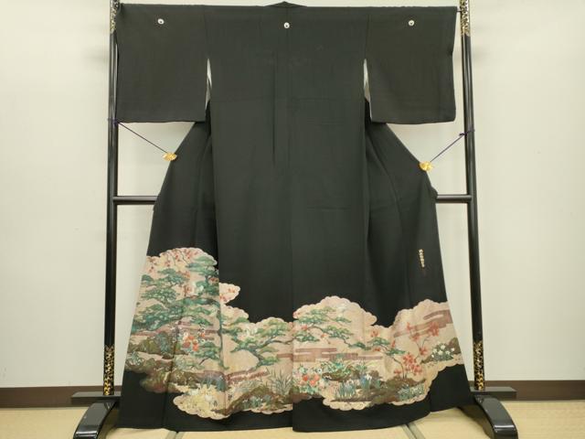 ■■■　サイズ　■■■ 身丈 164cm（肩から） 裄丈 68cm 袖丈 47cm　縫込み 6cm 袖幅 35cm 前幅 24cm 後幅 30cm 着物縫いこみ 内揚げ 3cm 裄 お袖側 約1cm　身頃側 約1cm ■■■　商品詳細　■■■ 【正絹・五つ紋・比翼仕立て】 状態は画像を添付しておりますので、そちらをご確認下さいますよう宜しくお願い致します。 大変上質な逸品になります。 お安く出品致しますので、是非この機会にいかがでしょうか？ ■■■　注意事項　■■■ ■モニター発色の具合により色合いが異なる場合がございます。 ■寸法は多少の誤差が生じる場合がございますのでご了承ください。 ■縫込みの長さが左右非対称の場合は短い部分を記載しております。 左右非対称であってもご返品・お値引き等の保証は出来かねますので、ご了承の上ご購入をお願い致します。 ■シミ等のチェックには注意を払っておりますが、見落としがある場合もございますし、個人の見解も様々ですので神経質な方のご購入はお控えください。 ■箪笥に入っておりました着物や帯なので畳みシワや匂いがあるものもございます。 ■お休みは基本的に土日祝となりますが、その他臨時でお休みする場合がございますのでご了承ください。 ■商品の発送は平日のみの発送となります。 ■夜間と土曜、日曜日はお問い合わせの回答が遅れる場合がございます。 ■当店では、お直し、紋入れ、お手入れ等は承っておりません。 ■生地の状態（ヤケ、経年劣化等）によってはサイズ直しが出来ない場合がございます。 その点もどうかご了承のうえ、ご購入をお願いいたします。 ■弊社で取り扱う商品は一点ものにつき、時期や在庫状況に応じて金額が変更となる場合がございます。 ■検針は行っておりません。予めご了承いただきますようお願いいたします。 ■【洗える着物】と記載のある商品におきましては、商品お届け後に洗濯を行ってしまってからのご返品にはご対応しかねます。 念の為、専門店でのお手入れをお願いいたします。 ■着物のサイズ目安は下記を参考ください↓ ＜女性着物＞　お端折り次第で＋5cm　−1cmが着用可能サイズ 　例）身丈170cmの場合、身長160cm〜175cm ＜男性着物＞　身丈＋約25cm〜27cm程が適応身長 　例）身丈155cmの場合、身長180〜182cm