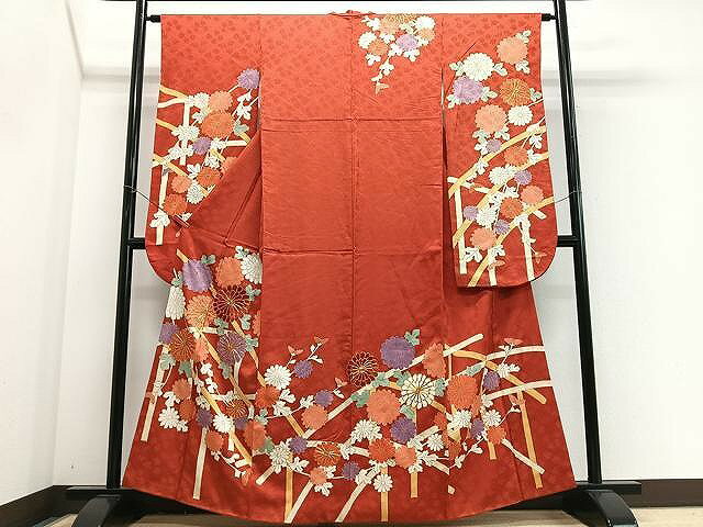 ■■■　サイズ　■■■ 身丈 160cm（肩から） 裄丈 62cm 袖丈 93cm　縫込み 4.5cm 袖幅 32cm 前幅 23cm 後幅 29cm 着物縫いこみ 内揚げ 2cm 裄 お袖側 約3cm　身頃側 約3cm ■■■　商品詳細　■■■ 【正絹】 状態は画像を添付しておりますので、そちらをご確認下さいますよう宜しくお願い致します。 大変上質な逸品になります。 お安く出品致しますので、是非この機会にいかがでしょうか？ ■■■　注意事項　■■■ ■モニター発色の具合により色合いが異なる場合がございます。 ■寸法は多少の誤差が生じる場合がございますのでご了承ください。 ■縫込みの長さが左右非対称の場合は短い部分を記載しております。 左右非対称であってもご返品・お値引き等の保証は出来かねますので、ご了承の上ご購入をお願い致します。 ■シミ等のチェックには注意を払っておりますが、見落としがある場合もございますし、個人の見解も様々ですので神経質な方のご購入はお控えください。 ■箪笥に入っておりました着物や帯なので畳みシワや匂いがあるものもございます。 ■お休みは基本的に土日祝となりますが、その他臨時でお休みする場合がございますのでご了承ください。 ■商品の発送は平日のみの発送となります。 ■夜間と土曜、日曜日はお問い合わせの回答が遅れる場合がございます。 ■当店では、お直し、紋入れ、お手入れ等は承っておりません。 ■生地の状態（ヤケ、経年劣化等）によってはサイズ直しが出来ない場合がございます。 その点もどうかご了承のうえ、ご購入をお願いいたします。 ■弊社で取り扱う商品は一点ものにつき、時期や在庫状況に応じて金額が変更となる場合がございます。 ■検針は行っておりません。予めご了承いただきますようお願いいたします。 ■【洗える着物】と記載のある商品におきましては、商品お届け後に洗濯を行ってしまってからのご返品にはご対応しかねます。 念の為、専門店でのお手入れをお願いいたします。 ■写真に写っている物が全てになります。それ以外の付属品はございませんのでご了承ください。 ■状態に関する写真につきましては、掲載可能な写真枚数に限りがあるため、各箇所につき1枚参考画像を掲載しております。 ■着物のサイズ目安は下記を参考ください↓ ＜女性着物＞　お端折り次第で＋5cm　−1cmが着用可能サイズ 　例）身丈170cmの場合、身長160cm〜175cm ＜男性着物＞　身丈＋約25cm〜27cm程が適応身長 　例）身丈155cmの場合、身長180〜182cm