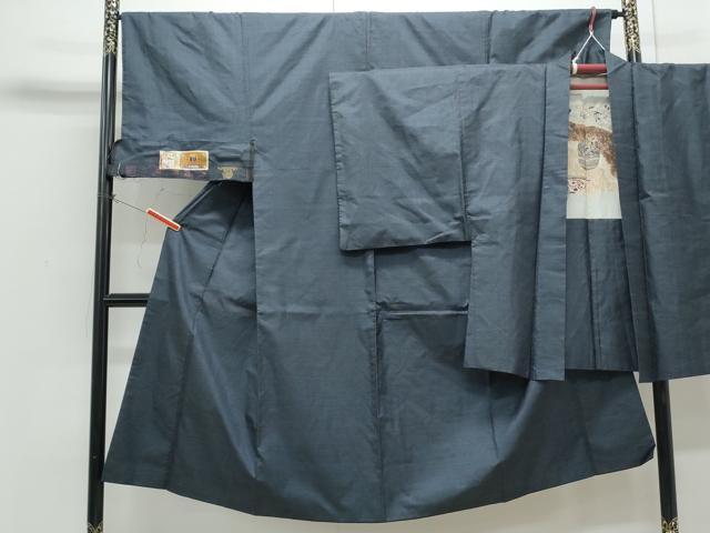 ■■■　サイズ　■■■ 【着物】 身丈 133cm（肩から） 裄丈 66cm 袖丈 46cm　縫込み 5cm 袖幅 34cm 前幅 26cm 後幅 30.5cm 着物縫いこみ 内揚げ 9cm 裄 お袖側 約1cm　身頃側 約4cm 【羽織】 身丈 79cm（肩から） 裄丈 68cm 袖丈 48cm　縫込み 3cm 袖幅 34cm 前幅 18cm 後幅 31cm 裄 お袖側 約1cm　身頃側 約2cm ■■■　商品詳細　■■■ 【正絹】 着物の状態は接写画像のように胴裏に薄い汚れがございますが その他特に目立ったシミ汚れなどもなく大変良い状態です。 羽織の状態は接写画像のように羽裏に薄い汚れがございますが その他特に目立ったシミ汚れなどもなく大変良い状態です。 大変上質な逸品になります。 お安く出品致しますので、是非この機会にいかがでしょうか？ ■■■　注意事項　■■■ ■モニター発色の具合により色合いが異なる場合がございます。 ■寸法は多少の誤差が生じる場合がございますのでご了承ください。 ■縫込みの長さが左右非対称の場合は短い部分を記載しております。 左右非対称であってもご返品・お値引き等の保証は出来かねますので、ご了承の上ご購入をお願い致します。 ■シミ等のチェックには注意を払っておりますが、見落としがある場合もございますし、個人の見解も様々ですので神経質な方のご購入はお控えください。 ■箪笥に入っておりました着物や帯なので畳みシワや匂いがあるものもございます。 ■お休みは基本的に土日祝となりますが、その他臨時でお休みする場合がございますのでご了承ください。 ■商品の発送は平日のみの発送となります。 ■夜間と土曜、日曜日はお問い合わせの回答が遅れる場合がございます。 ■当店では、お直し、紋入れ、お手入れ等は承っておりません。 ■生地の状態（ヤケ、経年劣化等）によってはサイズ直しが出来ない場合がございます。 その点もどうかご了承のうえ、ご購入をお願いいたします。 ■弊社で取り扱う商品は一点ものにつき、時期や在庫状況に応じて金額が変更となる場合がございます。 ■検針は行っておりません。予めご了承いただきますようお願いいたします。 ■【洗える着物】と記載のある商品におきましては、商品お届け後に洗濯を行ってしまってからのご返品にはご対応しかねます。 念の為、専門店でのお手入れをお願いいたします。 ■写真に写っている物が全てになります。それ以外の付属品はございませんのでご了承ください。 ■状態に関する写真につきましては、掲載可能な写真枚数に限りがあるため、各箇所につき1枚参考画像を掲載しております。 ■着物のサイズ目安は下記を参考ください↓ ＜女性着物＞　お端折り次第で＋5cm　−1cmが着用可能サイズ 　例）身丈170cmの場合、身長160cm〜175cm ＜男性着物＞　身丈＋約25cm〜27cm程が適応身長 　例）身丈155cmの場合、身長180〜182cm