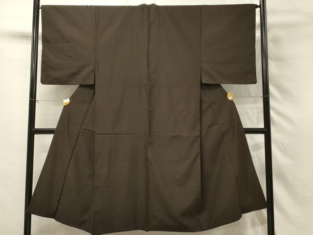 ■■■　サイズ　■■■ 身丈 136.5cm（肩から） 裄丈 66.5cm 袖丈 51cm　縫込み 3cm 袖幅 33cm 前幅 28.5cm 後幅 32.5cm 着物縫いこみ 内揚げ 1.5cm 裄 お袖側 約2.5cm　身頃側 約0cm ■■■　商品詳細　■■■ 【正絹】 状態は画像を添付しておりますので、そちらをご確認下さいますよう宜しくお願い致します。 大変上質な逸品になります。 お安く出品致しますので、是非この機会にいかがでしょうか？ ■■■　注意事項　■■■ ■モニター発色の具合により色合いが異なる場合がございます。 ■寸法は多少の誤差が生じる場合がございますのでご了承ください。 ■縫込みの長さが左右非対称の場合は短い部分を記載しております。 左右非対称であってもご返品・お値引き等の保証は出来かねますので、ご了承の上ご購入をお願い致します。 ■シミ等のチェックには注意を払っておりますが、見落としがある場合もございますし、個人の見解も様々ですので神経質な方のご購入はお控えください。 ■箪笥に入っておりました着物や帯なので畳みシワや匂いがあるものもございます。 ■お休みは基本的に土日祝となりますが、その他臨時でお休みする場合がございますのでご了承ください。 ■商品の発送は平日のみの発送となります。 ■夜間と土曜、日曜日はお問い合わせの回答が遅れる場合がございます。 ■当店では、お直し、紋入れ、お手入れ等は承っておりません。 ■生地の状態（ヤケ、経年劣化等）によってはサイズ直しが出来ない場合がございます。 その点もどうかご了承のうえ、ご購入をお願いいたします。 ■弊社で取り扱う商品は一点ものにつき、時期や在庫状況に応じて金額が変更となる場合がございます。 ■検針は行っておりません。予めご了承いただきますようお願いいたします。 ■【洗える着物】と記載のある商品におきましては、商品お届け後に洗濯を行ってしまってからのご返品にはご対応しかねます。 念の為、専門店でのお手入れをお願いいたします。 ■写真に写っている物が全てになります。それ以外の付属品はございませんのでご了承ください。 ■状態に関する写真につきましては、掲載可能な写真枚数に限りがあるため、各箇所につき1枚参考画像を掲載しております。 ■着物のサイズ目安は下記を参考ください↓ ＜女性着物＞　お端折り次第で＋5cm　−1cmが着用可能サイズ 　例）身丈170cmの場合、身長160cm〜175cm ＜男性着物＞　身丈＋約25cm〜27cm程が適応身長 　例）身丈155cmの場合、身長180〜182cm
