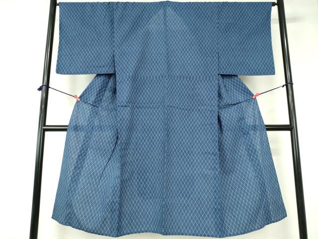 ■■■　サイズ　■■■ 身丈 134.5cm（肩から） 裄丈 66.5cm 袖丈 48.5cm　縫込み 1.5cm 袖幅 33.5cm 前幅 27cm 後幅 31cm 着物縫いこみ 内揚げ 4cm 裄 お袖側 約1.5cm　身頃側 約1cm ■■■　商品詳細　■■■ 【綿】 状態は接写画像のように後身頃に薄い汚れがございますが その他特に目立ったシミ汚れなどもなく大変良い状態です。 大変上質な逸品になります。 お安く出品致しますので、是非この機会にいかがでしょうか？ ■■■　注意事項　■■■ ■モニター発色の具合により色合いが異なる場合がございます。 ■寸法は多少の誤差が生じる場合がございますのでご了承ください。 ■縫込みの長さが左右非対称の場合は短い部分を記載しております。 左右非対称であってもご返品・お値引き等の保証は出来かねますので、ご了承の上ご購入をお願い致します。 ■シミ等のチェックには注意を払っておりますが、見落としがある場合もございますし、個人の見解も様々ですので神経質な方のご購入はお控えください。 ■箪笥に入っておりました着物や帯なので畳みシワや匂いがあるものもございます。 ■お休みは基本的に土日祝となりますが、その他臨時でお休みする場合がございますのでご了承ください。 ■商品の発送は平日のみの発送となります。 ■夜間と土曜、日曜日はお問い合わせの回答が遅れる場合がございます。 ■当店では、お直し、紋入れ、お手入れ等は承っておりません。 ■生地の状態（ヤケ、経年劣化等）によってはサイズ直しが出来ない場合がございます。 その点もどうかご了承のうえ、ご購入をお願いいたします。 ■弊社で取り扱う商品は一点ものにつき、時期や在庫状況に応じて金額が変更となる場合がございます。 ■検針は行っておりません。予めご了承いただきますようお願いいたします。 ■【洗える着物】と記載のある商品におきましては、商品お届け後に洗濯を行ってしまってからのご返品にはご対応しかねます。 念の為、専門店でのお手入れをお願いいたします。 ■写真に写っている物が全てになります。それ以外の付属品はございませんのでご了承ください。 ■状態に関する写真につきましては、掲載可能な写真枚数に限りがあるため、各箇所につき1枚参考画像を掲載しております。 ■着物のサイズ目安は下記を参考ください↓ ＜女性着物＞　お端折り次第で＋5cm　−1cmが着用可能サイズ 　例）身丈170cmの場合、身長160cm〜175cm ＜男性着物＞　身丈＋約25cm〜27cm程が適応身長 　例）身丈155cmの場合、身長180〜182cm