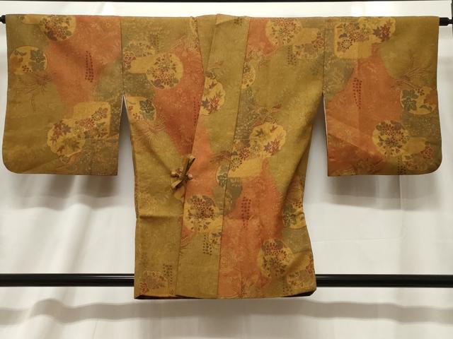■■■　サイズ　■■■ 身丈 82cm（肩から） 裄丈 66cm 袖丈 47.5cm　縫込み 3cm 袖幅 33.5cm 前幅 28.5cm 後幅 31cm 裄 お袖側 約1cm　身頃側 約2cm ■■■　商品詳細　■■■ 【正絹】 状態は接写画像のように羽裏にに糸よれがございますが その他表地は特に目立ったシミ汚れなどもなく大変良い状態です。 大変上質な逸品になります。 お安く出品致しますので、是非この機会にいかがでしょうか？ ※保管臭がございます。 ■■■　注意事項　■■■ ■モニター発色の具合により色合いが異なる場合がございます。 ■寸法は多少の誤差が生じる場合がございますのでご了承ください。 ■縫込みの長さが左右非対称の場合は短い部分を記載しております。 左右非対称であってもご返品・お値引き等の保証は出来かねますので、ご了承の上ご購入をお願い致します。 ■シミ等のチェックには注意を払っておりますが、見落としがある場合もございますし、個人の見解も様々ですので神経質な方のご購入はお控えください。 ■箪笥に入っておりました着物や帯なので畳みシワや匂いがあるものもございます。 ■お休みは基本的に土日祝となりますが、その他臨時でお休みする場合がございますのでご了承ください。 ■商品の発送は平日のみの発送となります。 ■夜間と土曜、日曜日はお問い合わせの回答が遅れる場合がございます。 ■当店では、お直し、紋入れ、お手入れ等は承っておりません。 ■生地の状態（ヤケ、経年劣化等）によってはサイズ直しが出来ない場合がございます。 その点もどうかご了承のうえ、ご購入をお願いいたします。 ■弊社で取り扱う商品は一点ものにつき、時期や在庫状況に応じて金額が変更となる場合がございます。 ■検針は行っておりません。予めご了承いただきますようお願いいたします。 ■【洗える着物】と記載のある商品におきましては、商品お届け後に洗濯を行ってしまってからのご返品にはご対応しかねます。 念の為、専門店でのお手入れをお願いいたします。 ■着物のサイズ目安は下記を参考ください↓ ＜女性着物＞　お端折り次第で＋5cm　−1cmが着用可能サイズ 　例）身丈170cmの場合、身長160cm〜175cm ＜男性着物＞　身丈＋約25cm〜27cm程が適応身長 　例）身丈155cmの場合、身長180〜182cm