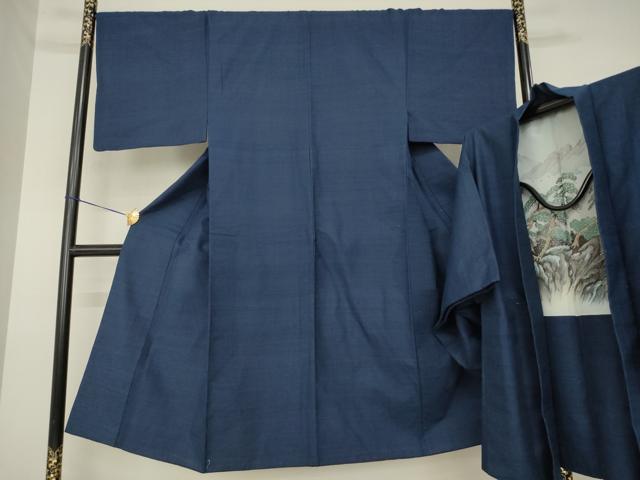 ■■■　サイズ　■■■ 【着物】 身丈 140cm（肩から） 裄丈 69cm 袖丈 48cm　縫込み 2.5cm 袖幅 35cm 前幅 26cm 後幅 30cm 着物縫いこみ 内揚げ 6cm 裄 お袖側 約1cm　身頃側 約1cm 【羽織】 身丈 89cm（肩から） 裄丈 70cm 袖丈 49cm　縫込み 3cm 袖幅 35cm 前幅 19cm 後幅 30cm 裄 お袖側 約1cm　身頃側 約1cm ■■■　商品詳細　■■■ 【正絹】 羽織の状態は接写画像のように羽裏に薄い汚れがございますが その他特に目立ったシミ汚れなどもなく大変良い状態です。 大変上質な逸品になります。 お安く出品致しますので、是非この機会にいかがでしょうか？ ■■■　注意事項　■■■ ■モニター発色の具合により色合いが異なる場合がございます。 ■寸法は多少の誤差が生じる場合がございますのでご了承ください。 ■縫込みの長さが左右非対称の場合は短い部分を記載しております。 左右非対称であってもご返品・お値引き等の保証は出来かねますので、ご了承の上ご購入をお願い致します。 ■シミ等のチェックには注意を払っておりますが、見落としがある場合もございますし、個人の見解も様々ですので神経質な方のご購入はお控えください。 ■箪笥に入っておりました着物や帯なので畳みシワや匂いがあるものもございます。 ■お休みは基本的に土日祝となりますが、その他臨時でお休みする場合がございますのでご了承ください。 ■商品の発送は平日のみの発送となります。 ■夜間と土曜、日曜日はお問い合わせの回答が遅れる場合がございます。 ■当店では、お直し、紋入れ、お手入れ等は承っておりません。 ■生地の状態（ヤケ、経年劣化等）によってはサイズ直しが出来ない場合がございます。 その点もどうかご了承のうえ、ご購入をお願いいたします。 ■弊社で取り扱う商品は一点ものにつき、時期や在庫状況に応じて金額が変更となる場合がございます。 ■検針は行っておりません。予めご了承いただきますようお願いいたします。 ■【洗える着物】と記載のある商品におきましては、商品お届け後に洗濯を行ってしまってからのご返品にはご対応しかねます。 念の為、専門店でのお手入れをお願いいたします。 ■写真に写っている物が全てになります。それ以外の付属品はございませんのでご了承ください。 ■状態に関する写真につきましては、掲載可能な写真枚数に限りがあるため、各箇所につき1枚参考画像を掲載しております。 ■着物のサイズ目安は下記を参考ください↓ ＜女性着物＞　お端折り次第で＋5cm　−1cmが着用可能サイズ 　例）身丈170cmの場合、身長160cm〜175cm ＜男性着物＞　身丈＋約25cm〜27cm程が適応身長 　例）身丈155cmの場合、身長180〜182cm